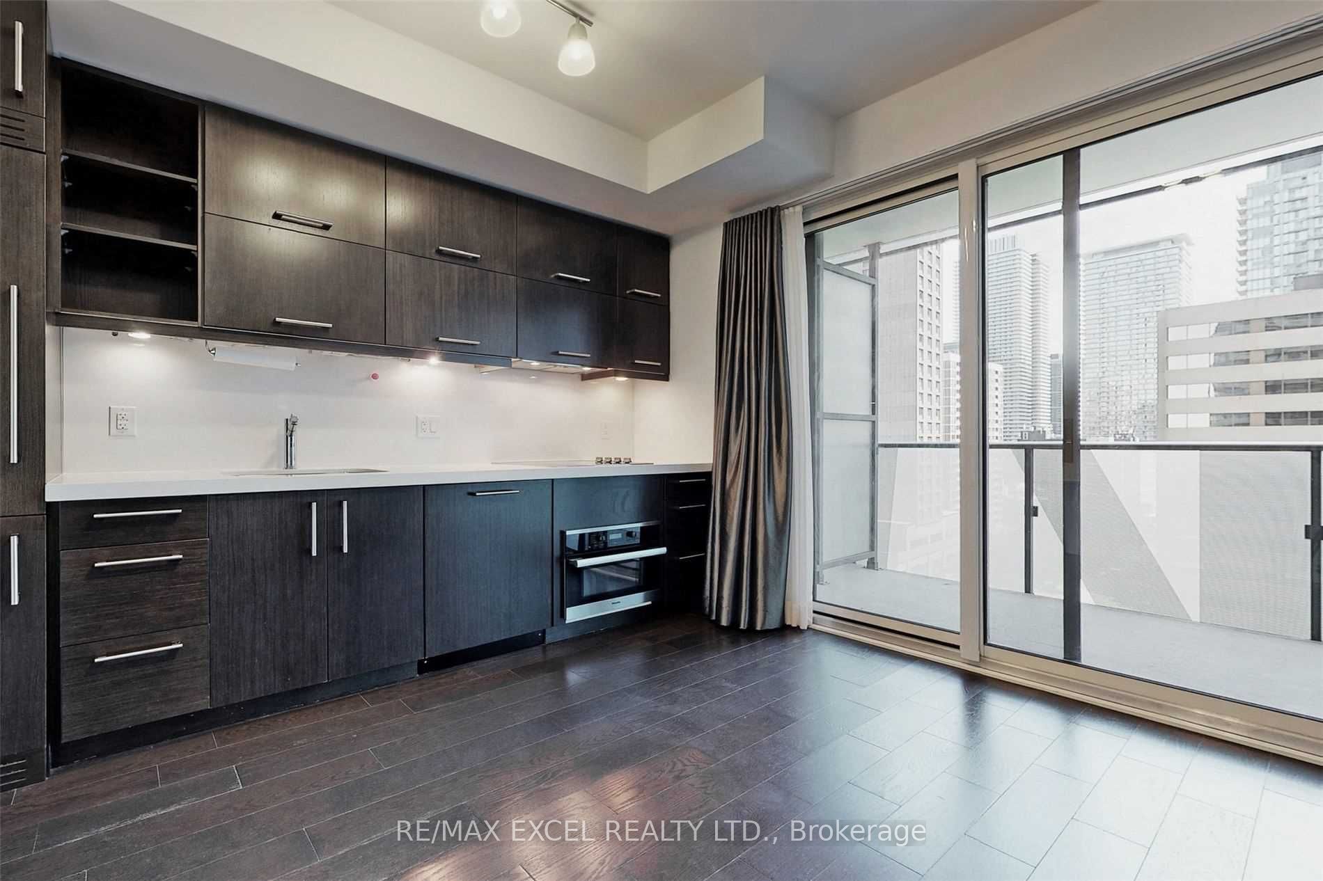 65 St Mary Street 810, Toronto, ON M5S 0A6