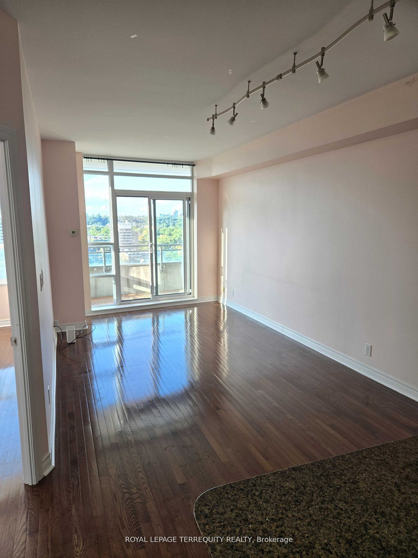 736 Spadina Avenue 1606, Toronto, ON M5S 2J6 photo 4