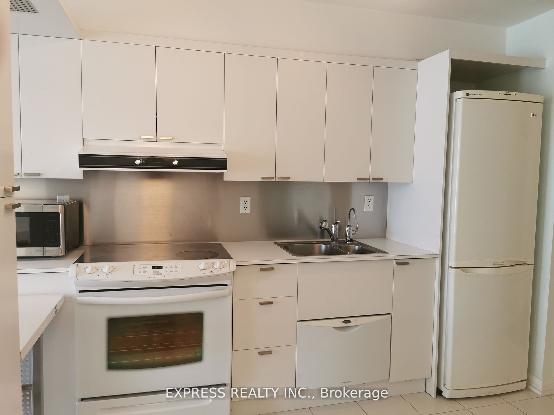111 Elizabeth Street 930, Toronto, ON M5G 1P7