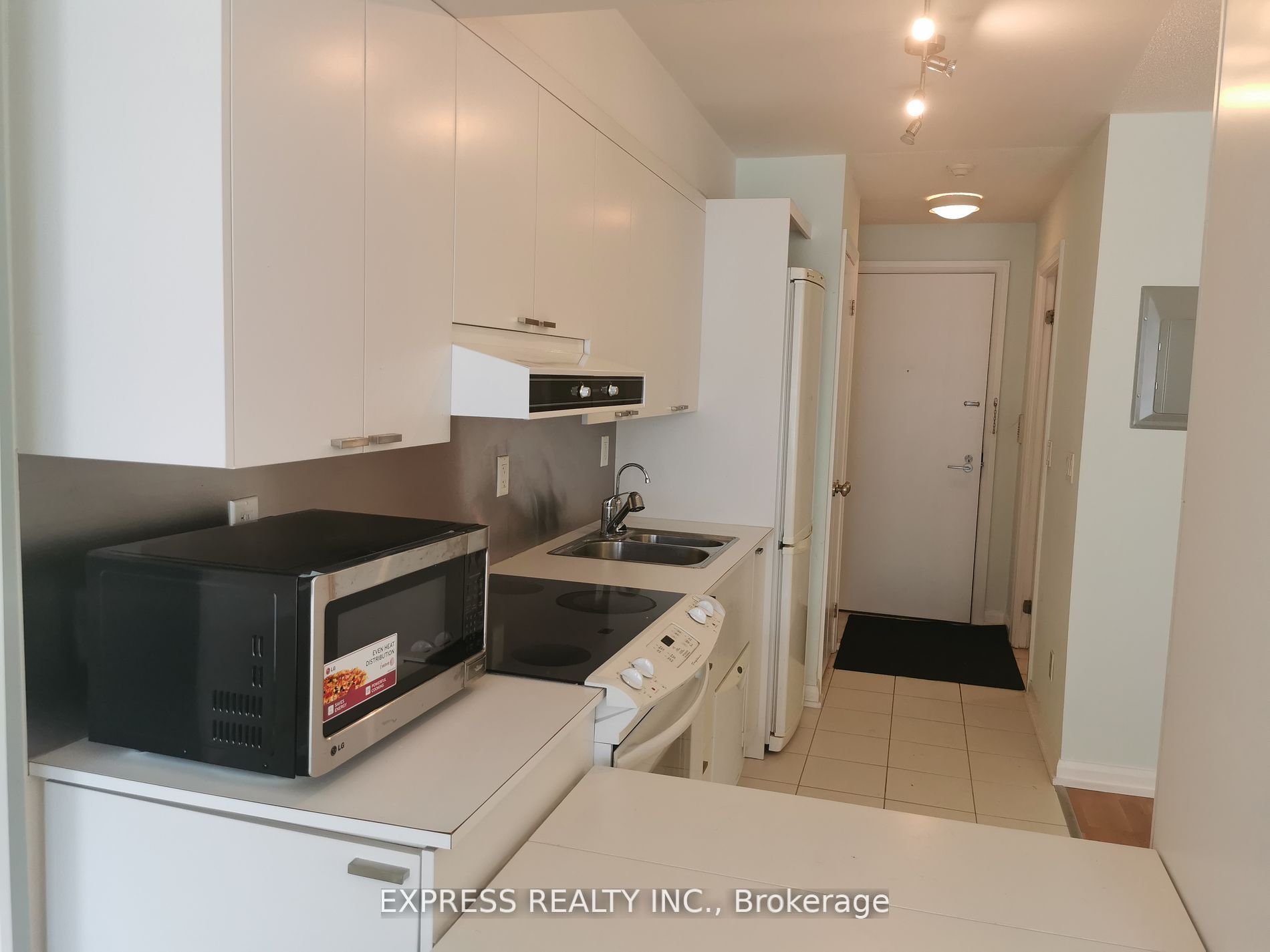 111 Elizabeth Street 930, Toronto, ON M5G 1P7 photo 2