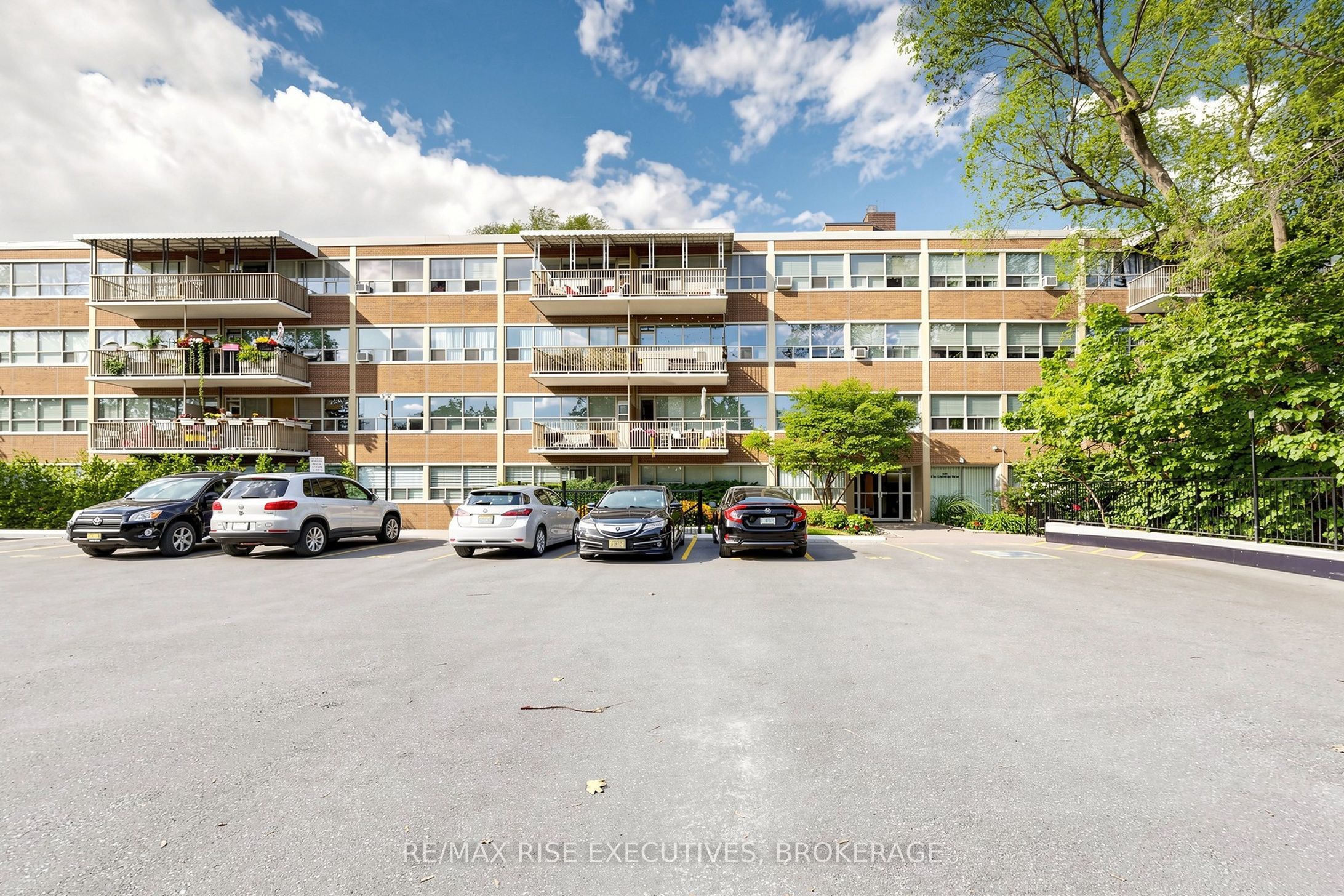 160 The Donway W 304, Toronto, ON M3C 2G1