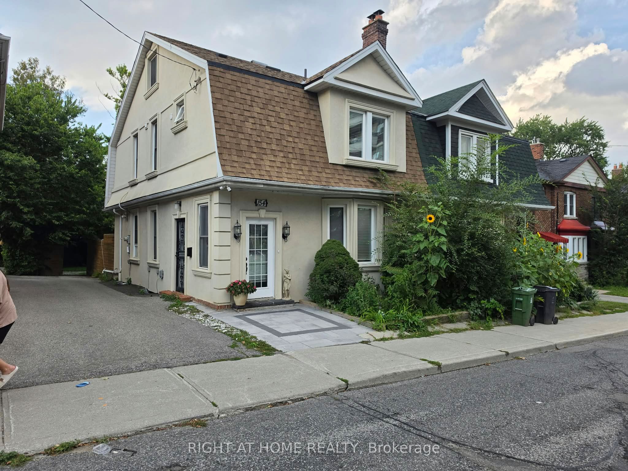 154 Davisville Avenue Main, Toronto, ON M4S 1E8