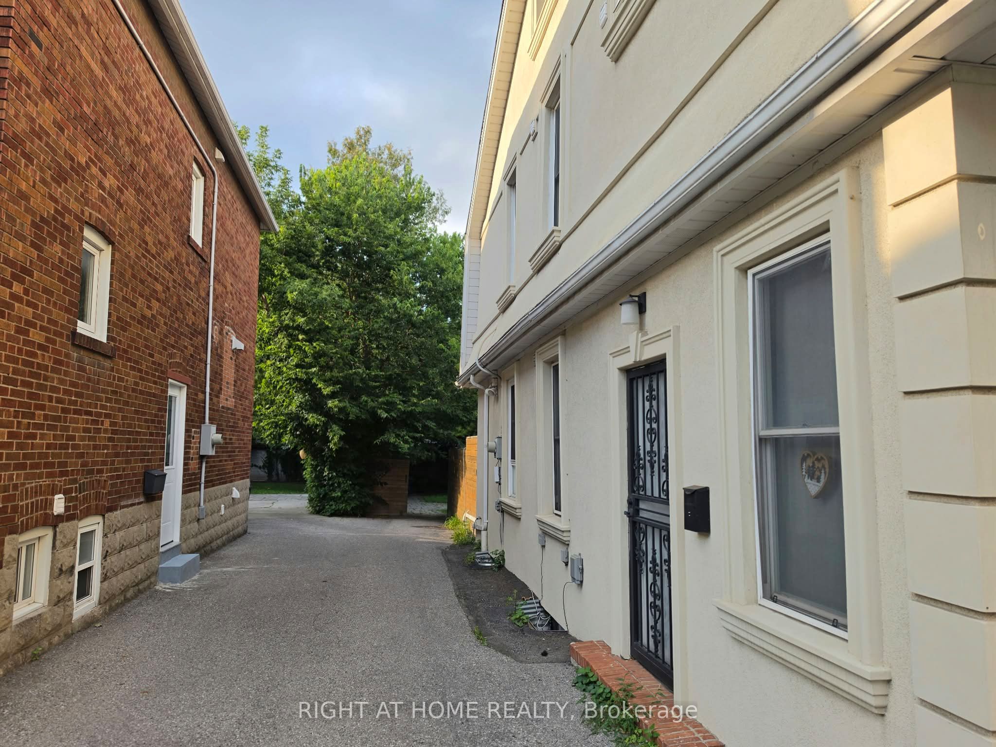 154 Davisville Avenue Main, Toronto, ON M4S 1E8 photo 2