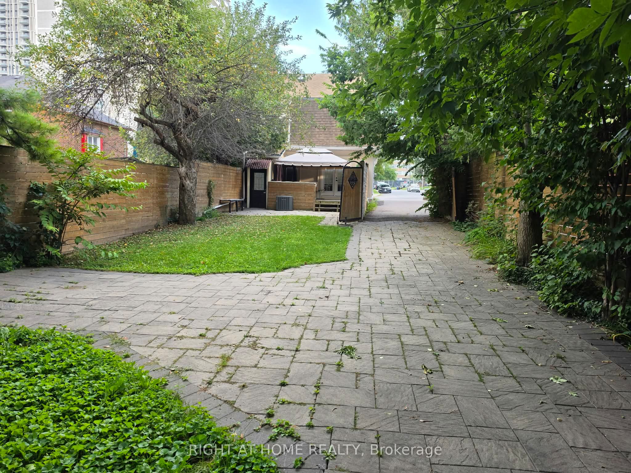 154 Davisville Avenue Main, Toronto, ON M4S 1E8 photo 4