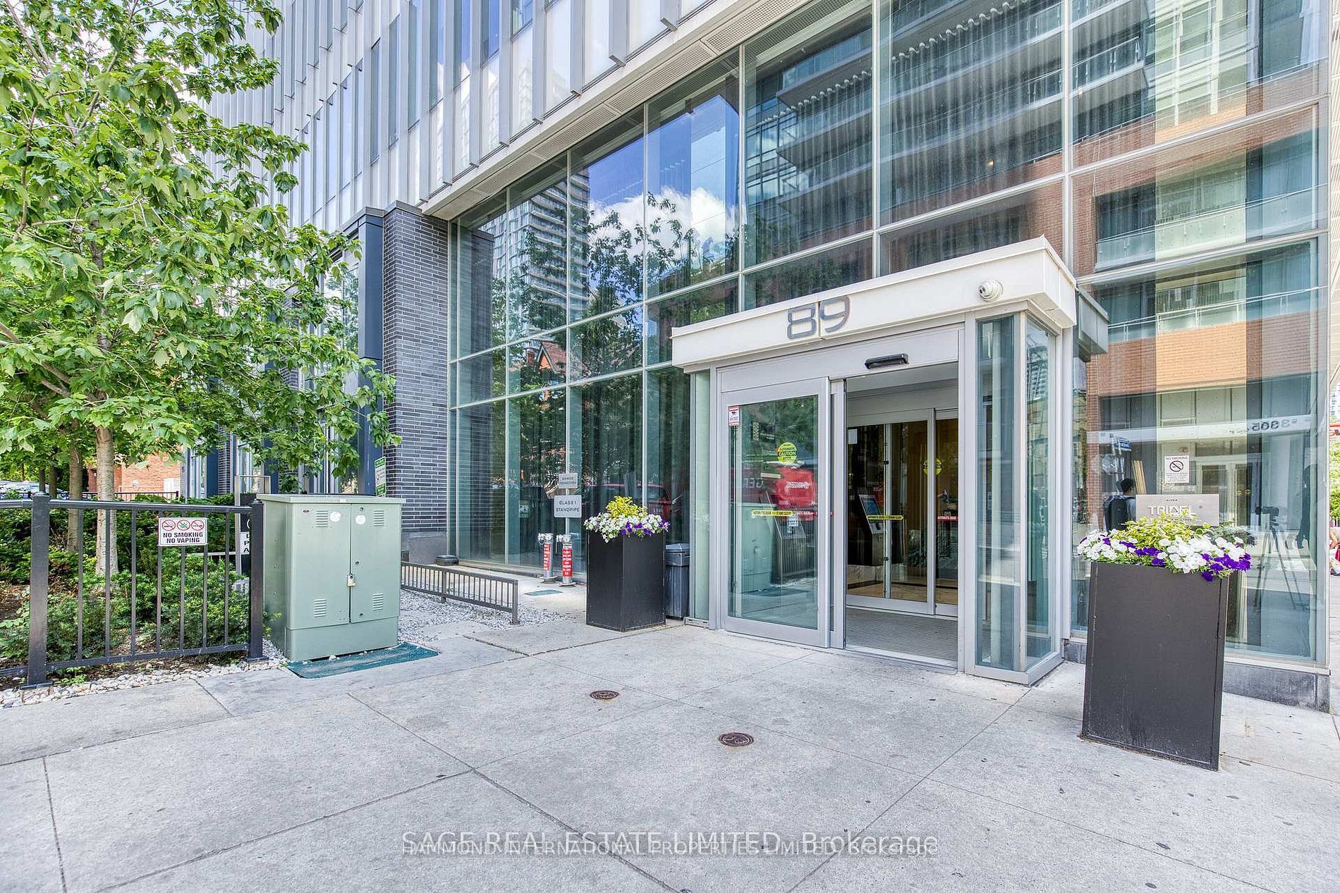 89 McGill Street 1211, Toronto, ON M5B 1H5 photo 2