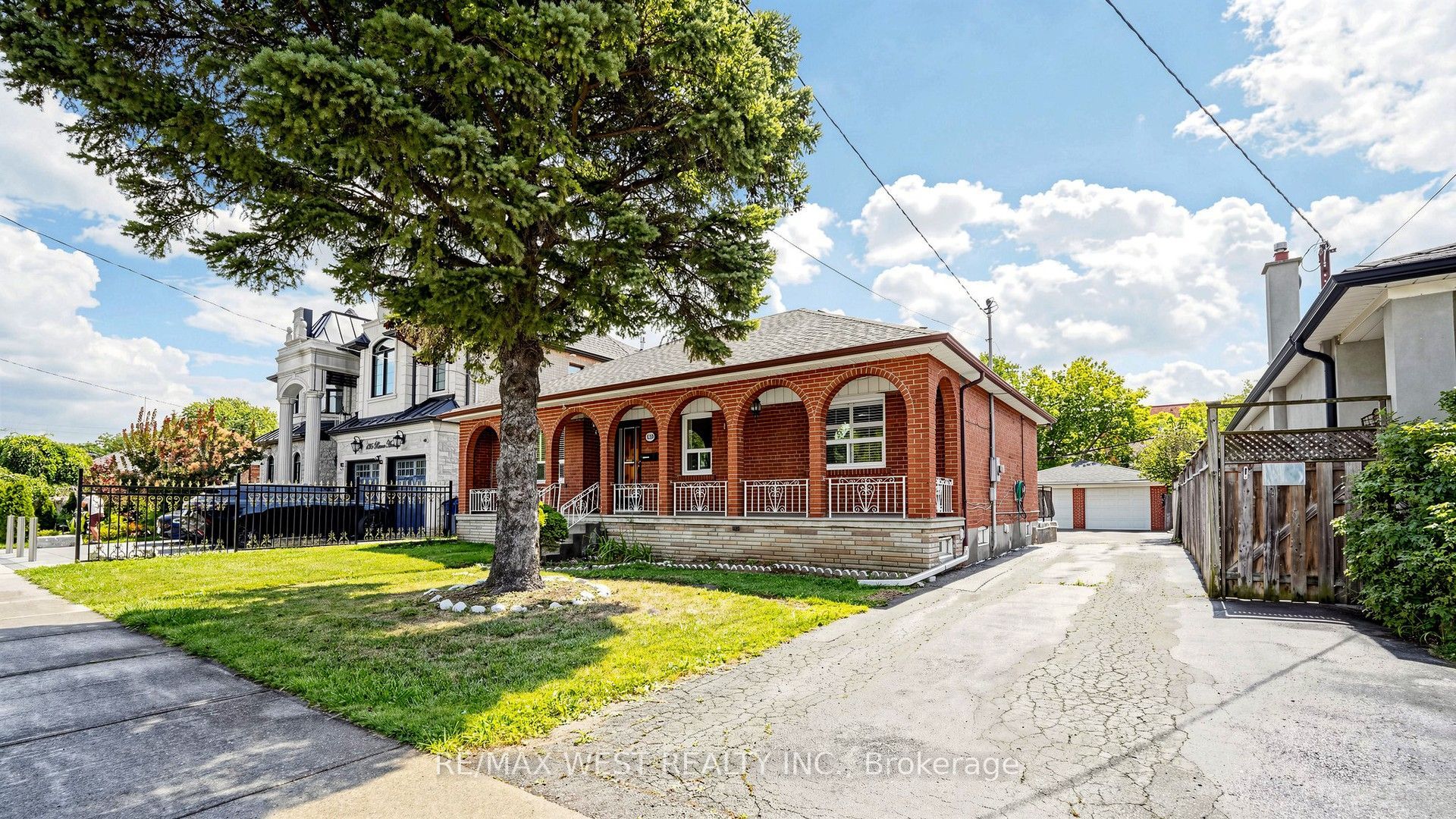 139 Ranee Avenue Main Floor, Toronto, ON M6A 1N3 photo 2