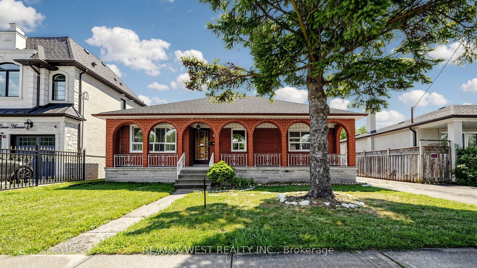 139 Ranee Avenue Main Floor, Toronto, ON M6A 1N3 photo 4