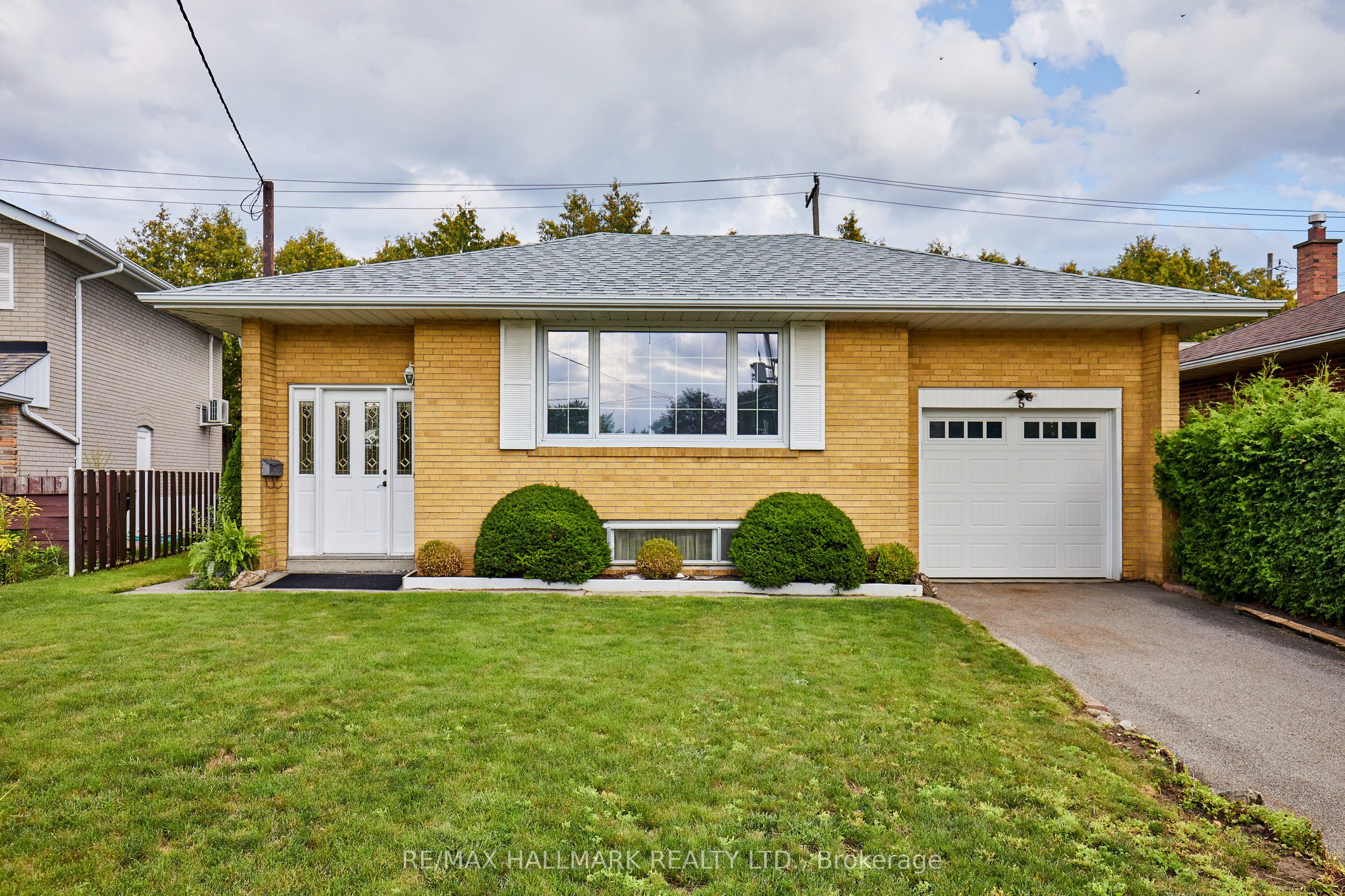 5 Mere Court, Toronto, ON M4A 2J6
