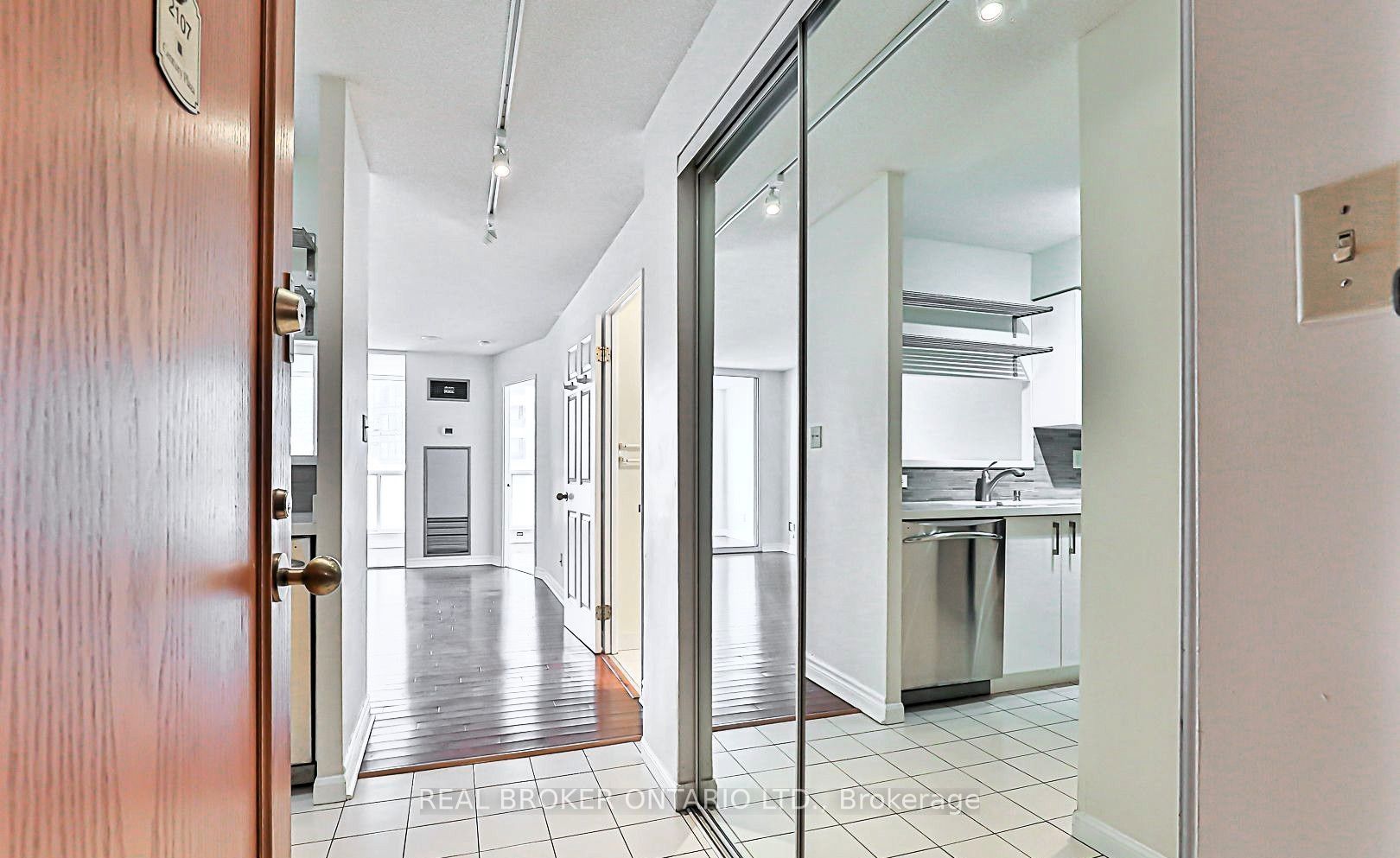 24 Wellesley Street W 2107, Toronto, ON M4Y 2X6 photo 3