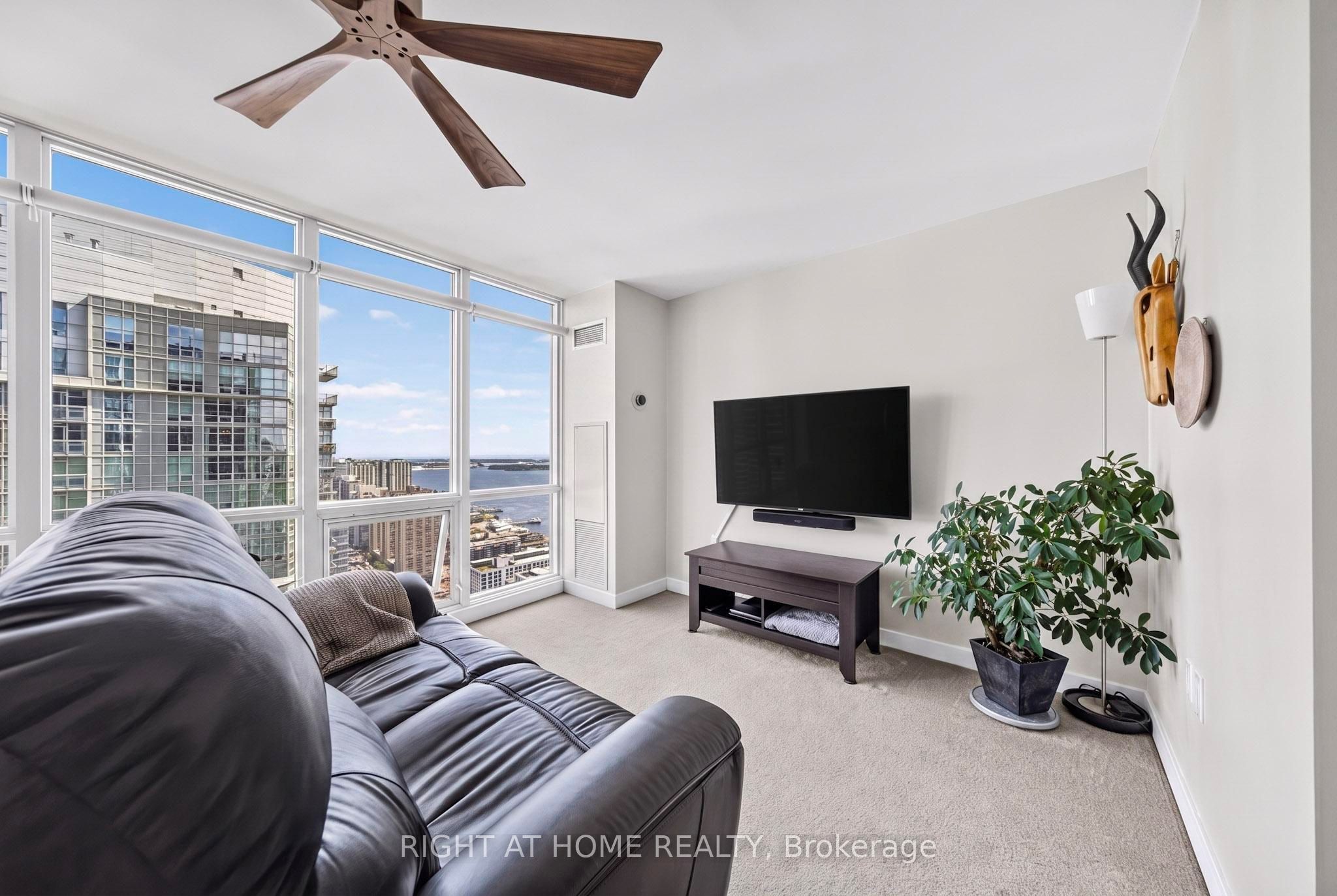 11 Brunel Court 5509, Toronto, ON M5V 3Y3 photo 2