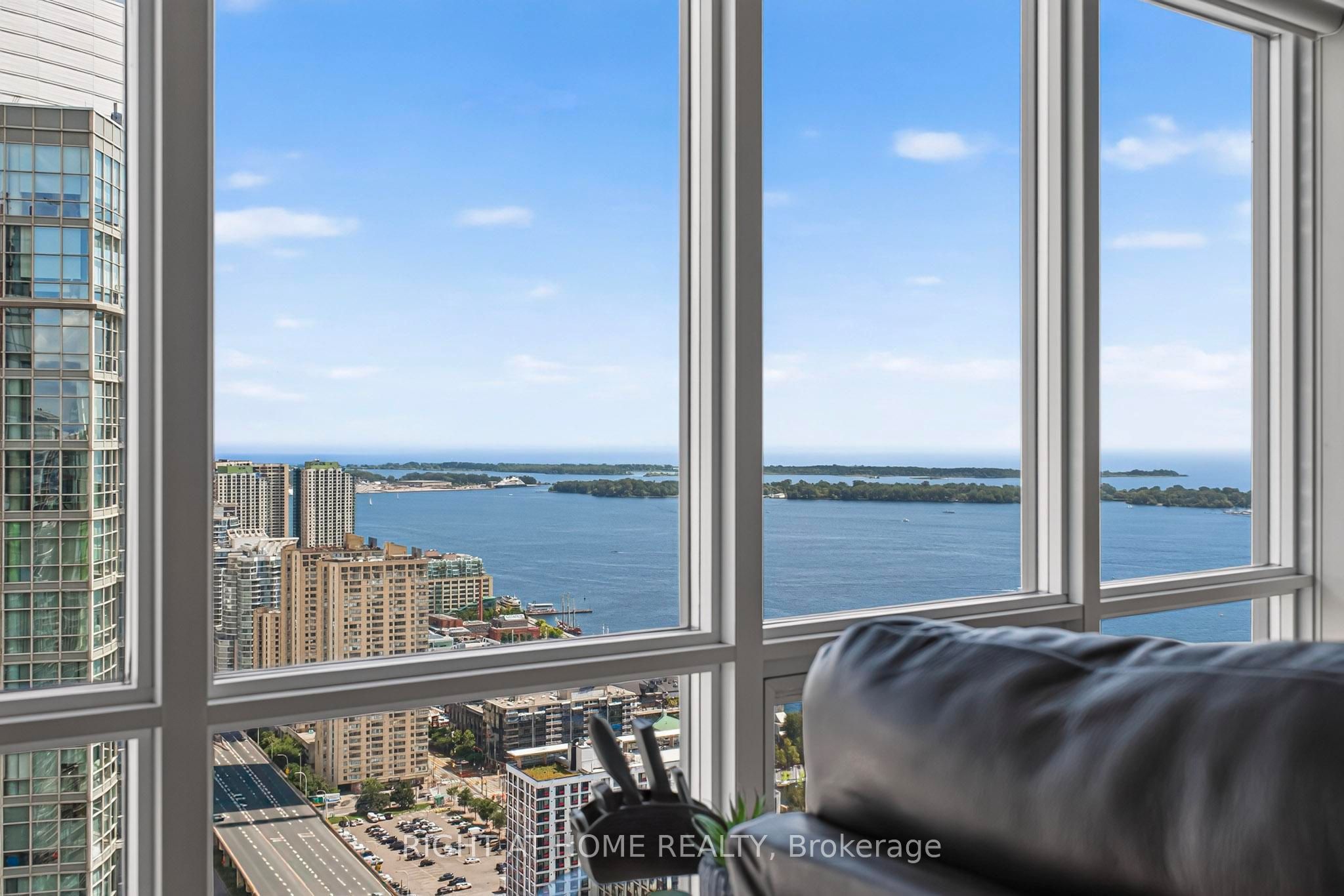 11 Brunel Court 5509, Toronto, ON M5V 3Y3 photo 4