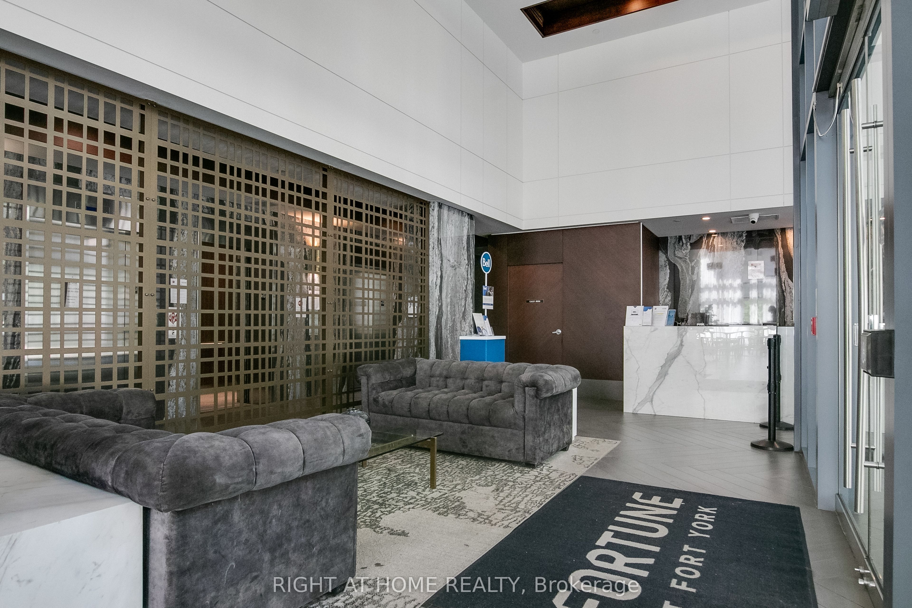 38 Ianuzzi Street 319, Toronto, ON M5V 0S2 photo 3