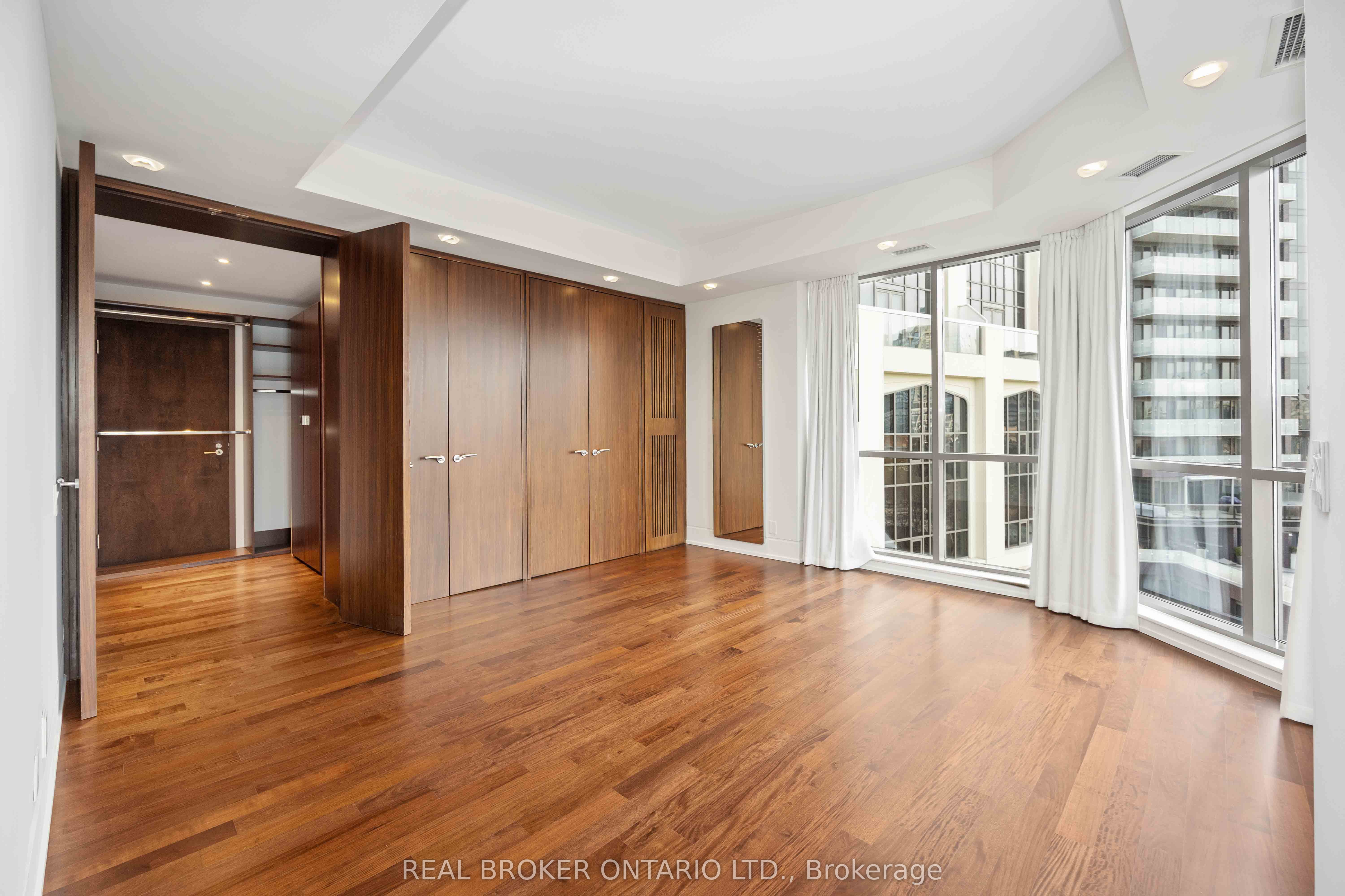 3 McAlpine Street 701, Toronto, ON M5R 3T5
