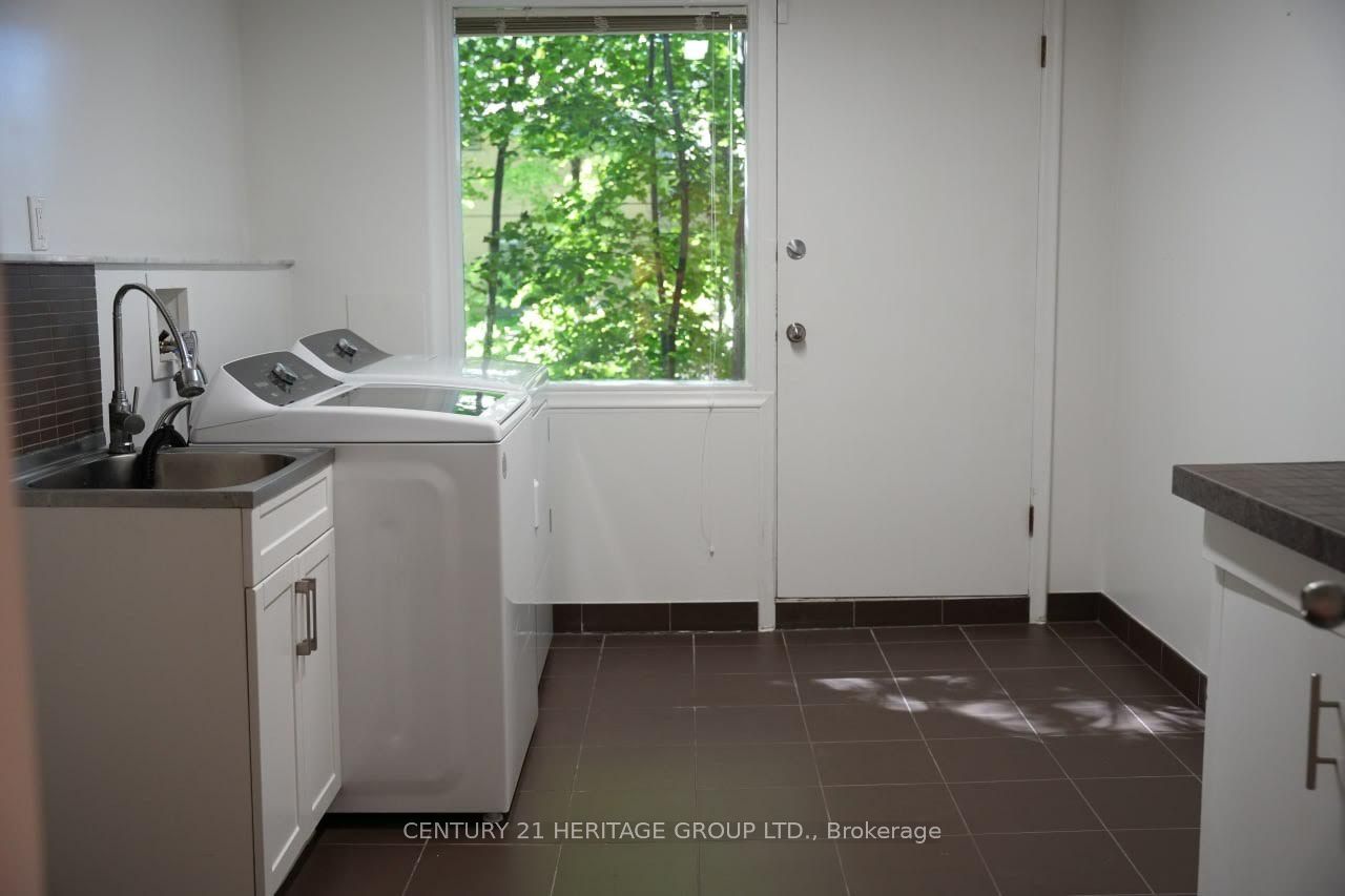 17 Hi Mount Drive Bsmt, Toronto, ON M2K 1X3