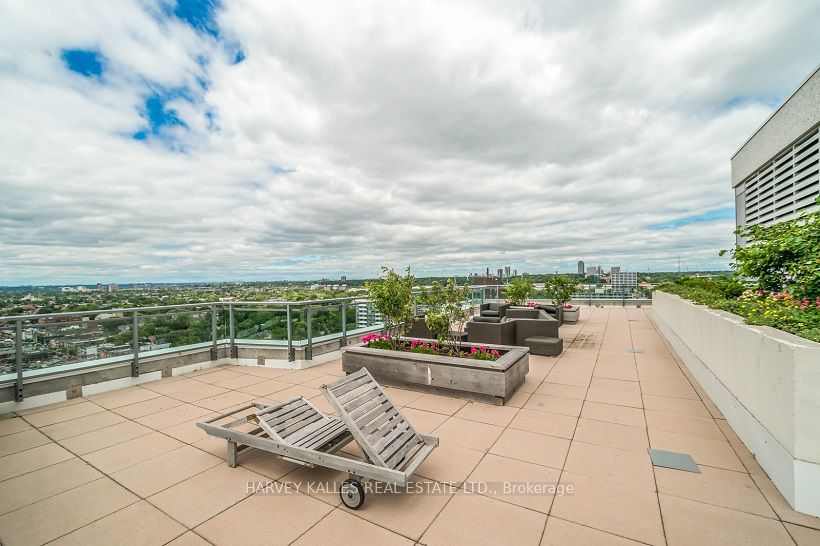 736 Spadina Avenue 1306, Toronto, ON M5S 2J2 photo 3