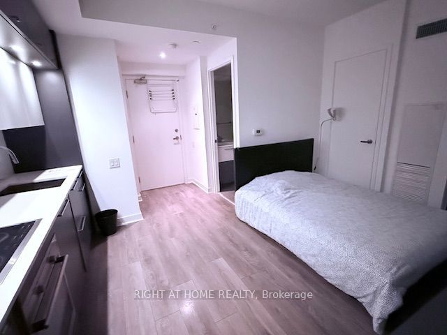 15 Grenville Street 2004, Toronto, ON M4Y 1A1 photo 3