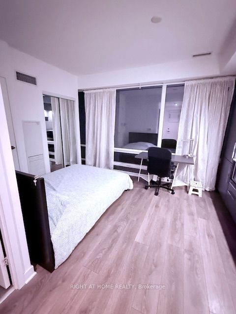 15 Grenville Street 2004, Toronto, ON M4Y 1A1 photo 4