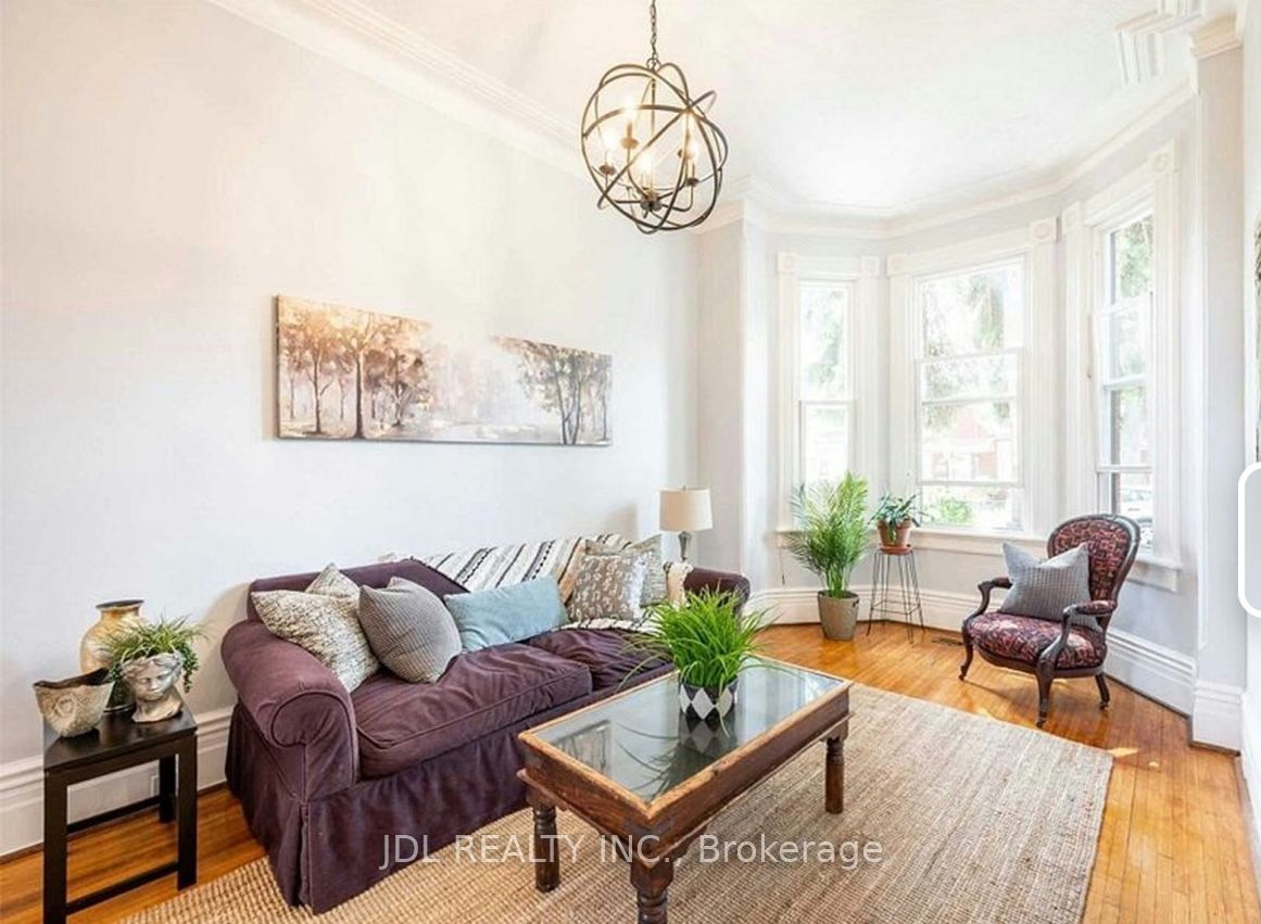 137 Denison Ave Avenue Suite A 2nd Floor, Toronto, ON M5T 2N2 photo 4