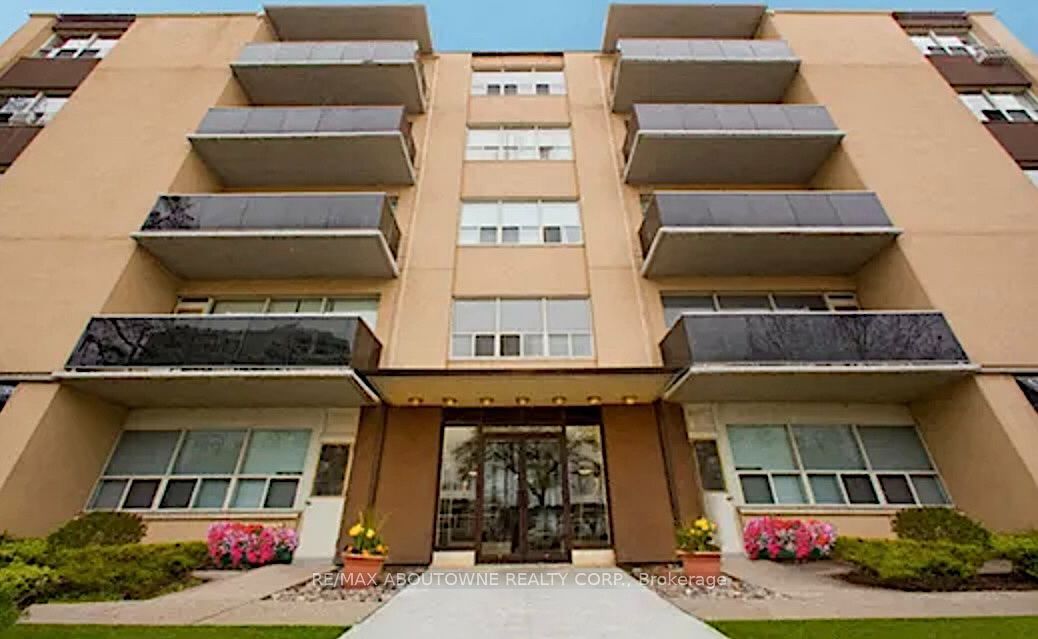 300 St Clair Avenue W 506, Toronto, ON M4V 1S4