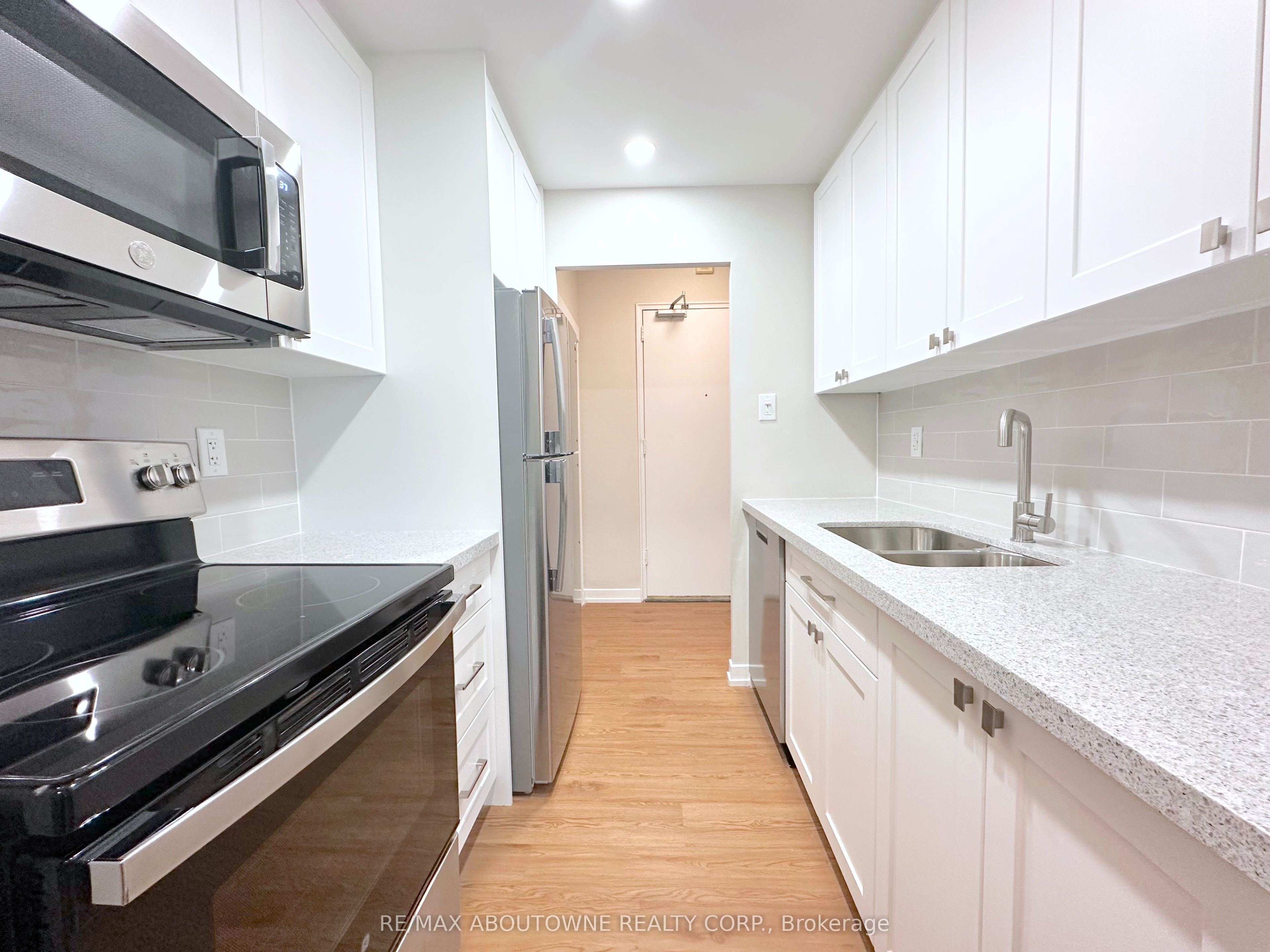 300 St Clair Avenue W 506, Toronto, ON M4V 1S4 photo 2