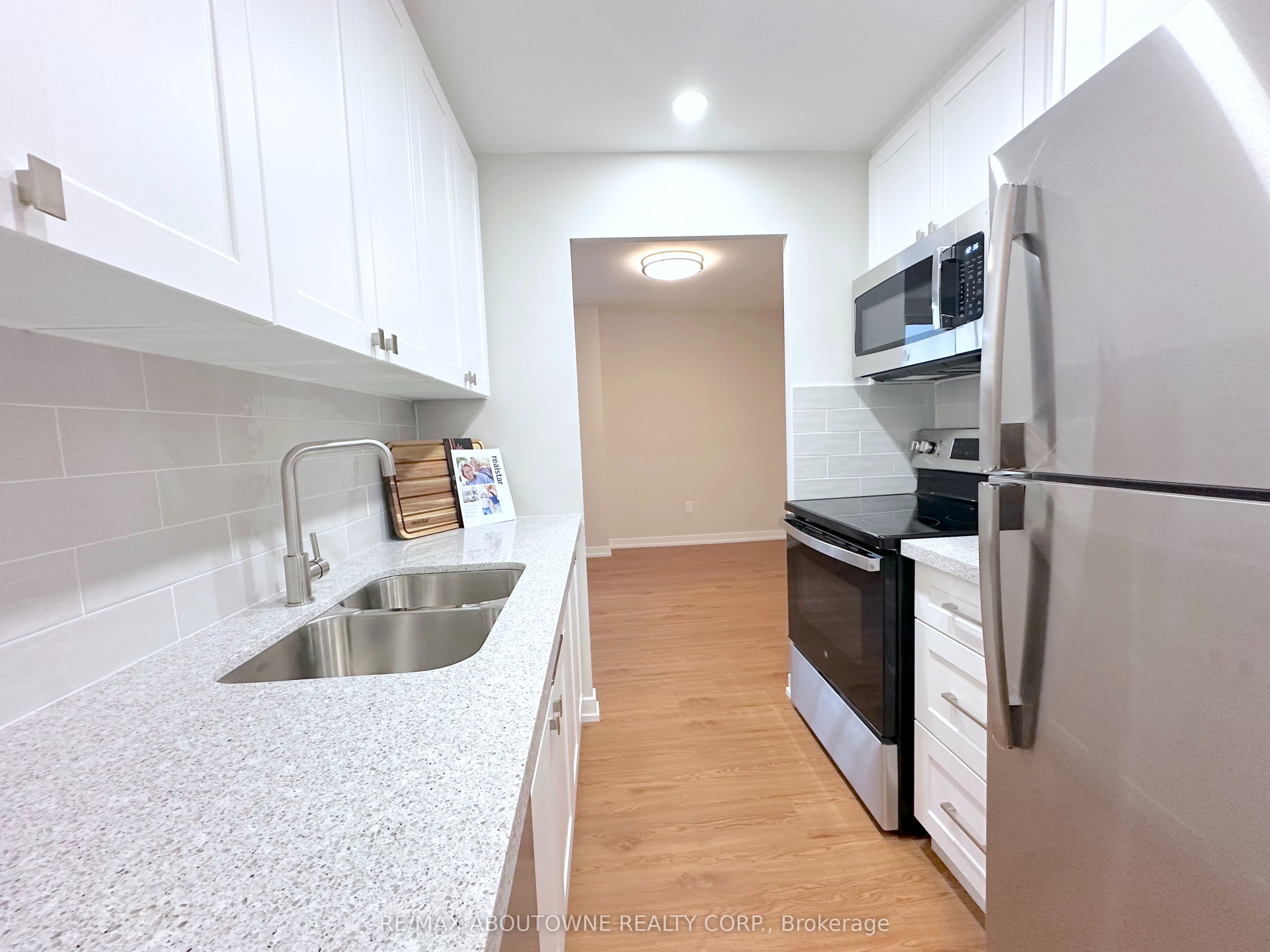 300 St Clair Avenue W 506, Toronto, ON M4V 1S4 photo 3