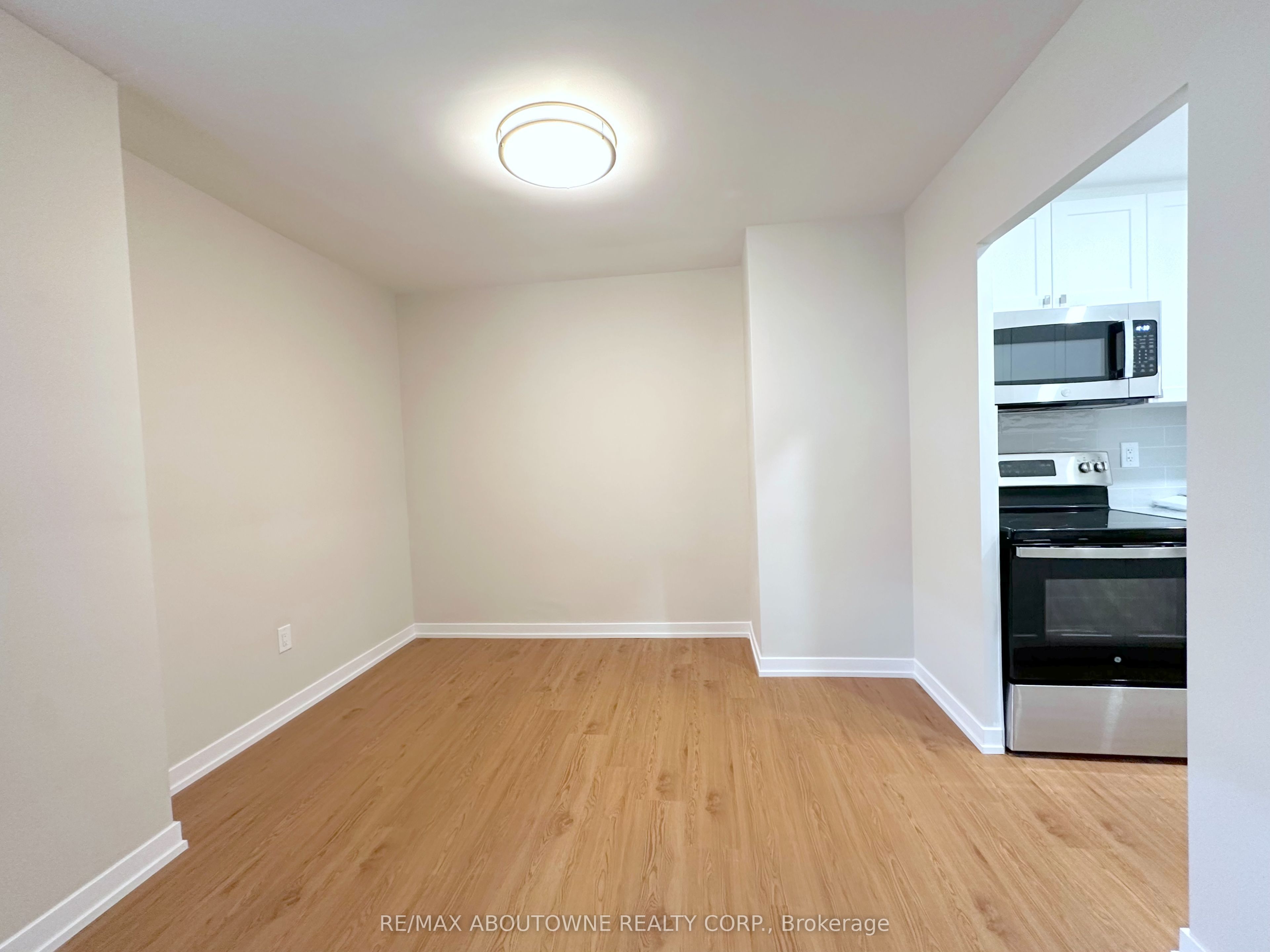 300 St Clair Avenue W 506, Toronto, ON M4V 1S4 photo 4