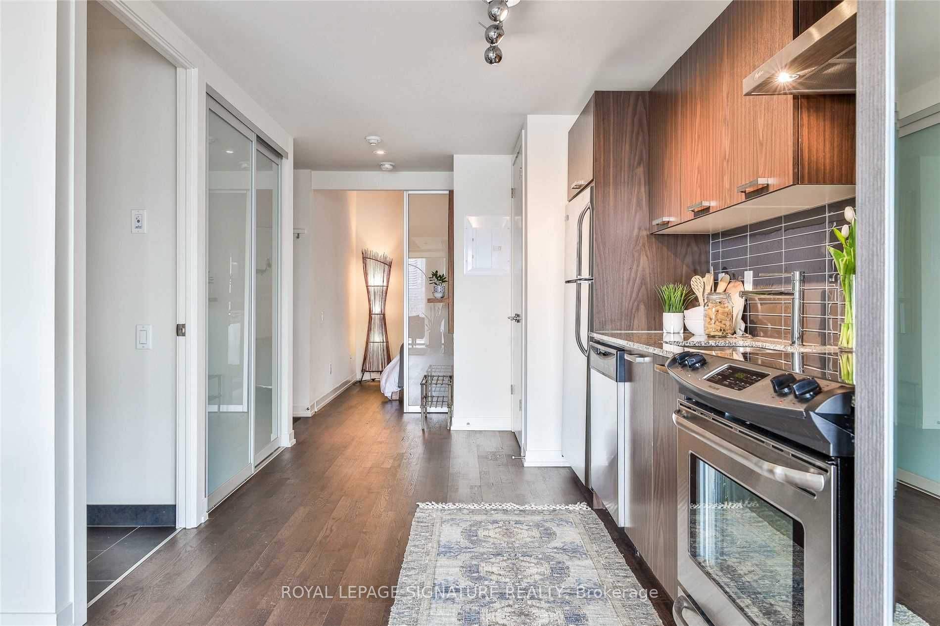 95 Bathurst Street 819, Toronto, ON M5V 0H7 photo 4