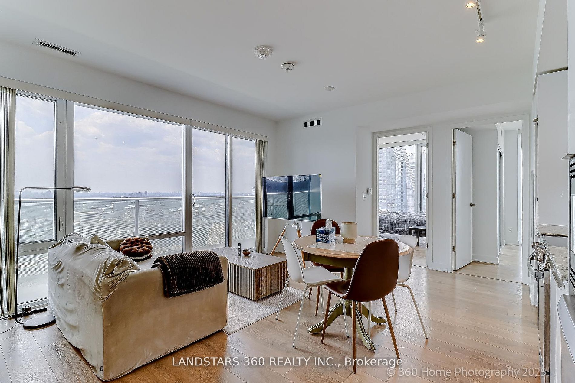 501 Yonge Street 4202, Toronto, ON M4Y 1Y4 photo 3