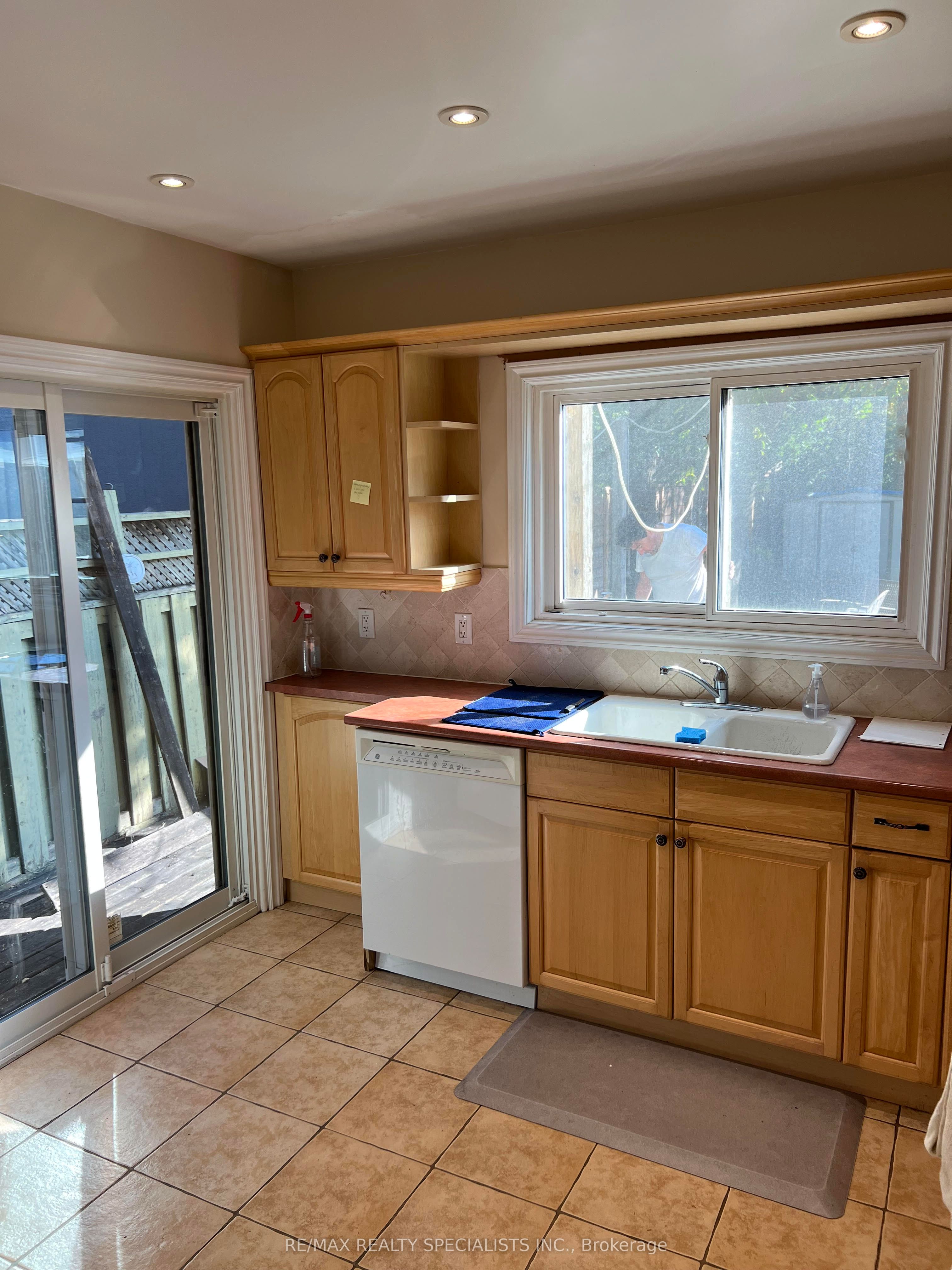 121 MAPLEWOOD Avenue, Toronto, ON M6C 1J7 photo 2