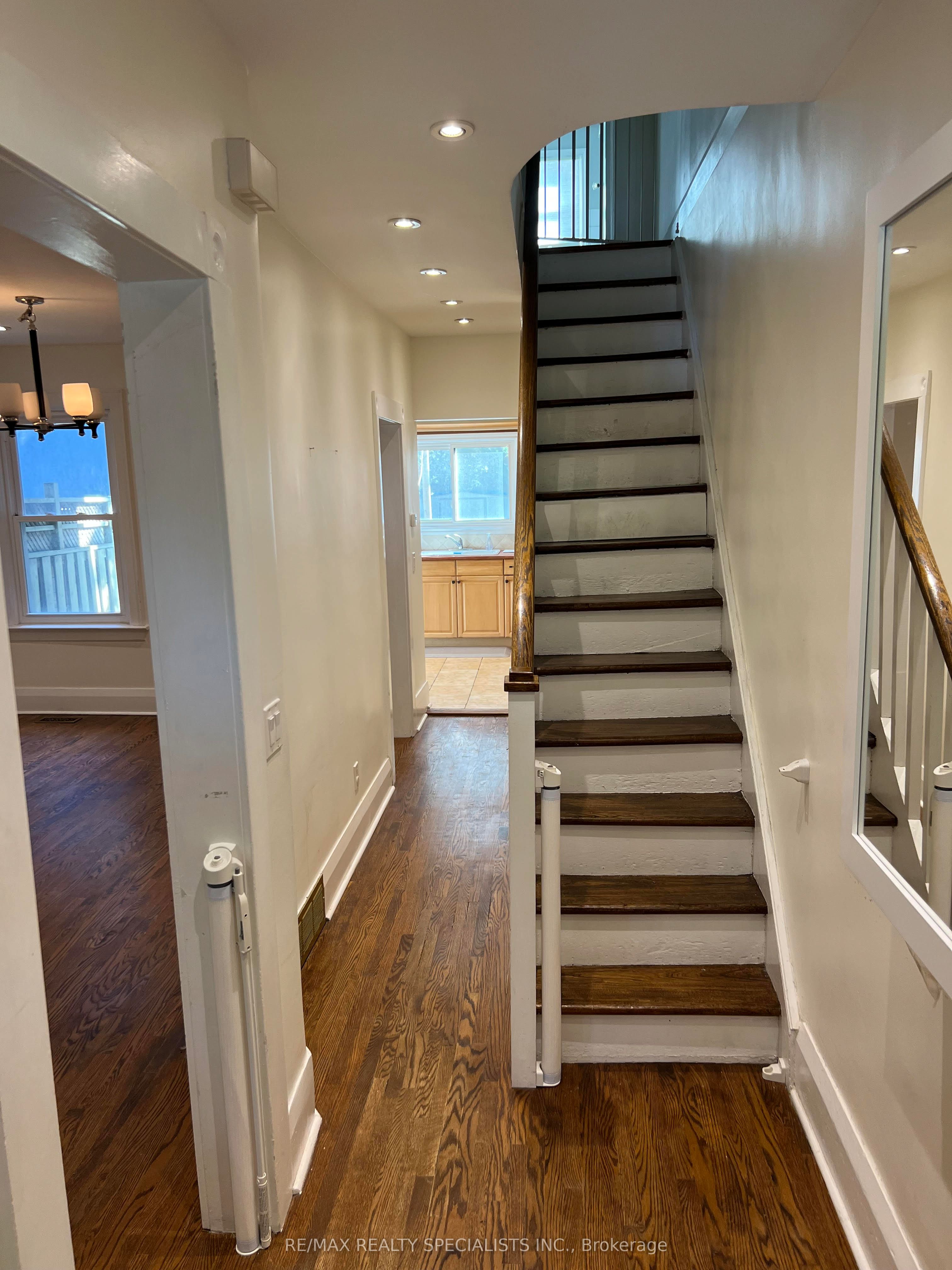 121 MAPLEWOOD Avenue, Toronto, ON M6C 1J7 photo 3