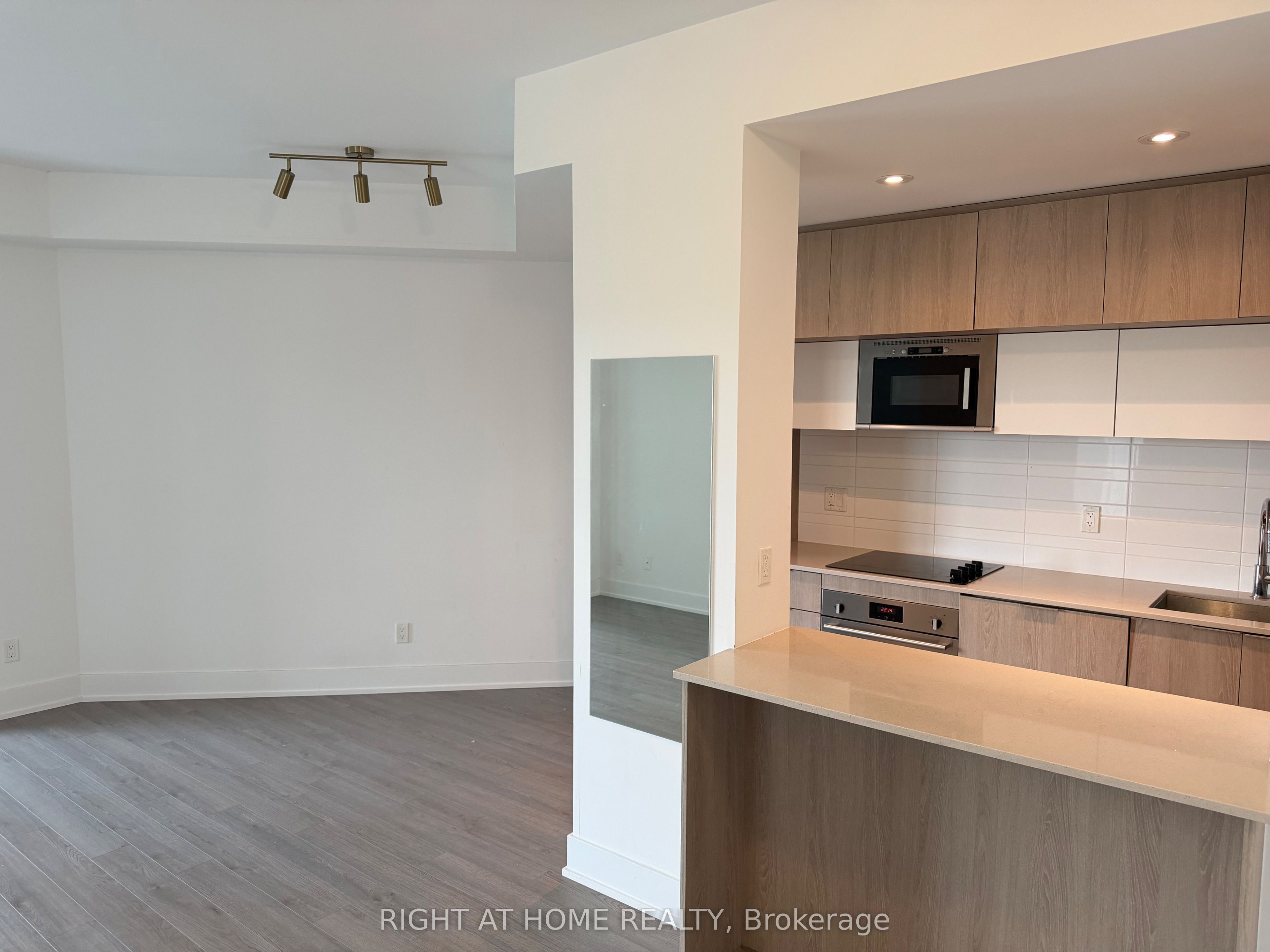 1 Belsize Drive 705, Toronto, ON M4S 0B9 photo 2