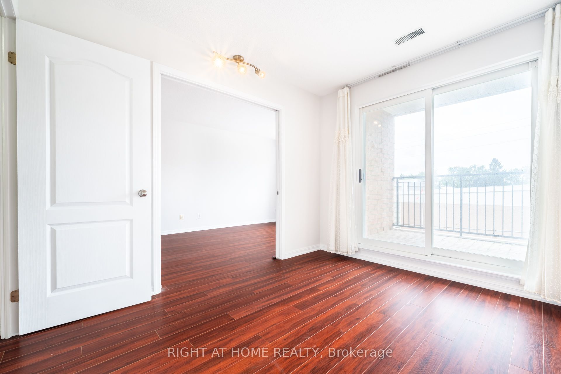 220 Grandview Way, Toronto, ON M2N 6V3 photo 3