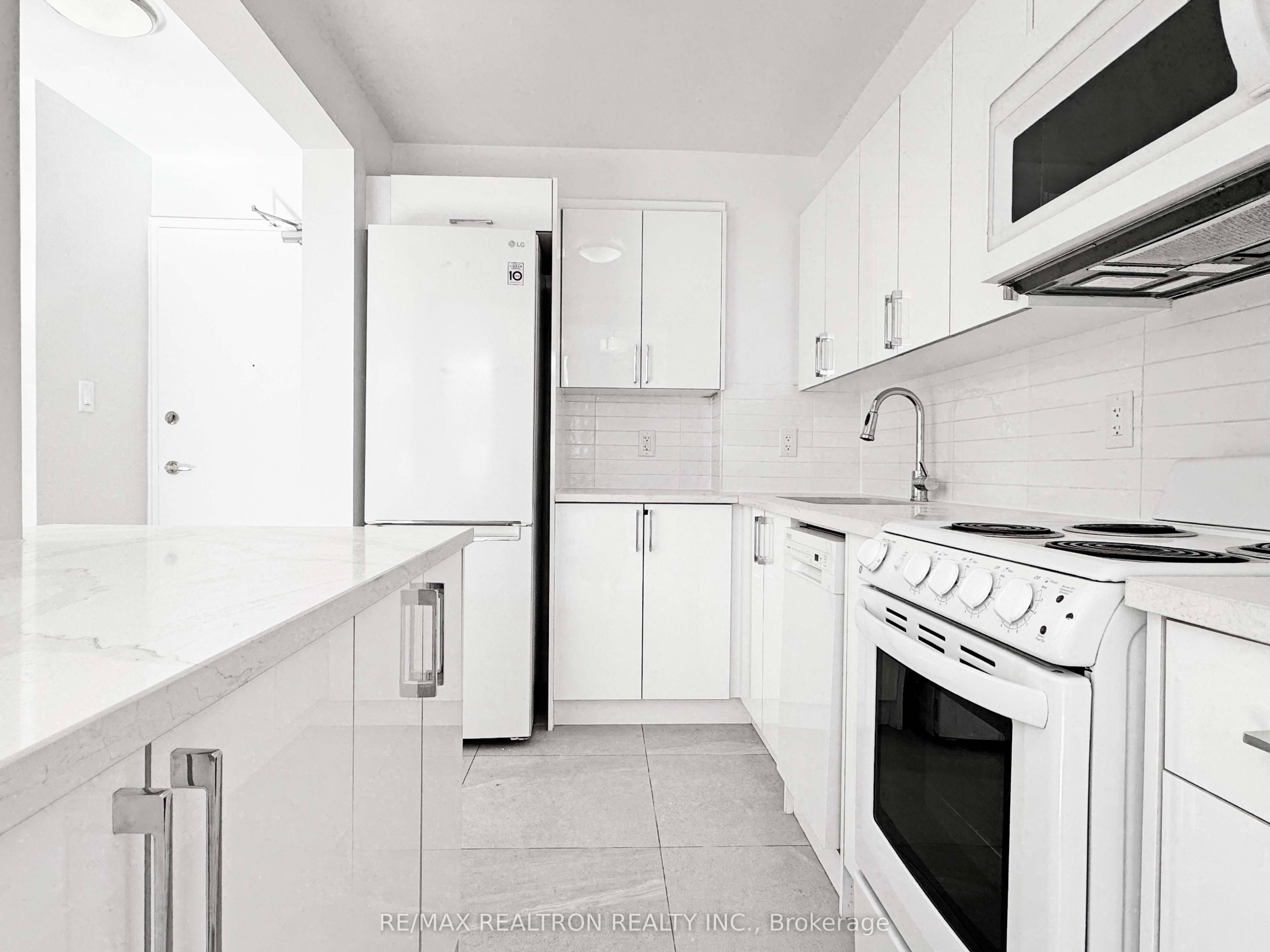490 Eglinton Avenue E 302, Toronto, ON M4P 1M4 photo 5