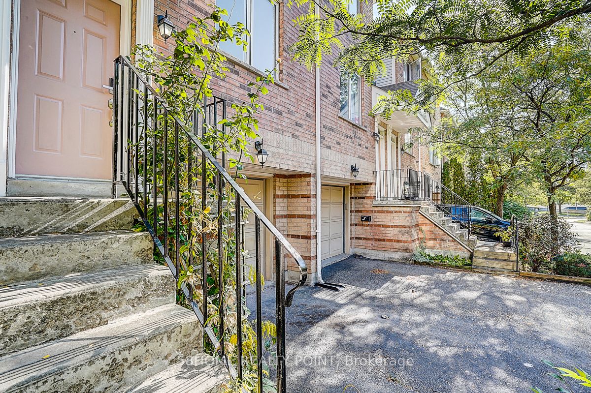 8D Leaside Park Drive Upper, Toronto, ON M4H 1R3 photo 2