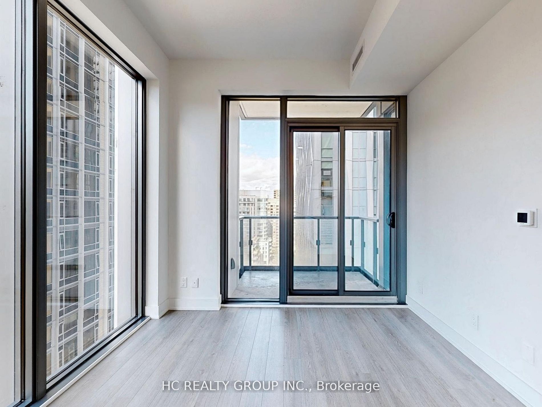 8 Cumberland Street 1302, Toronto, ON M4W 0B6 photo 4