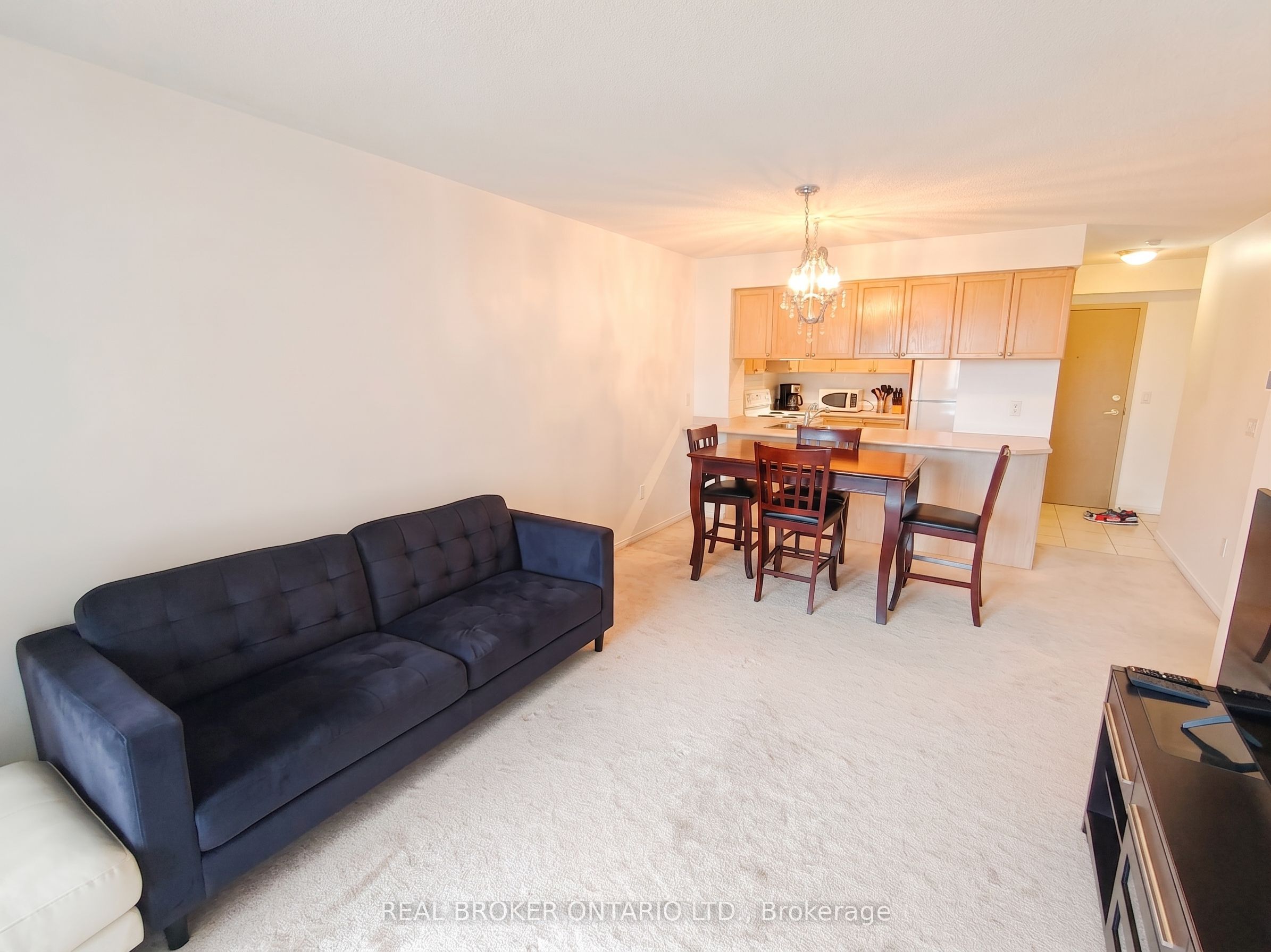 909 Bay Street 1908, Toronto, ON M5S 3G2 photo 5