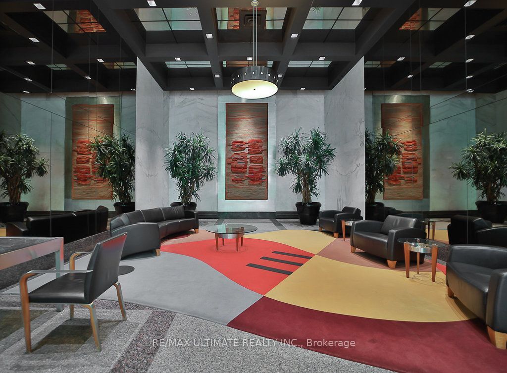 33 Harbour Square 1215, Toronto, ON M5J 2G2 photo 3
