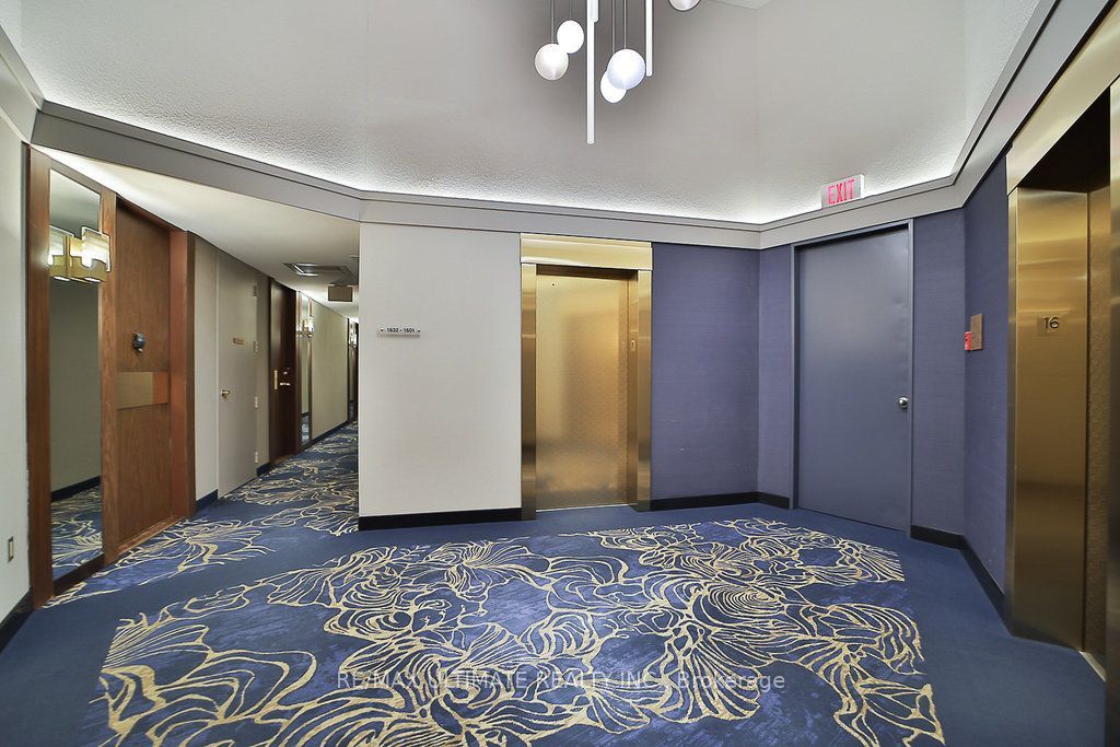 33 Harbour Square 1215, Toronto, ON M5J 2G2 photo 4