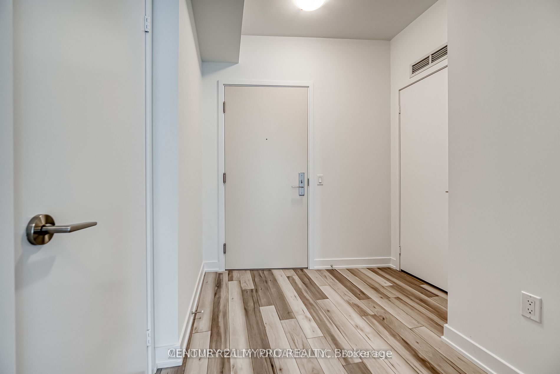 15 Richardson Street 608, Toronto, ON M4W 0B1 photo 4