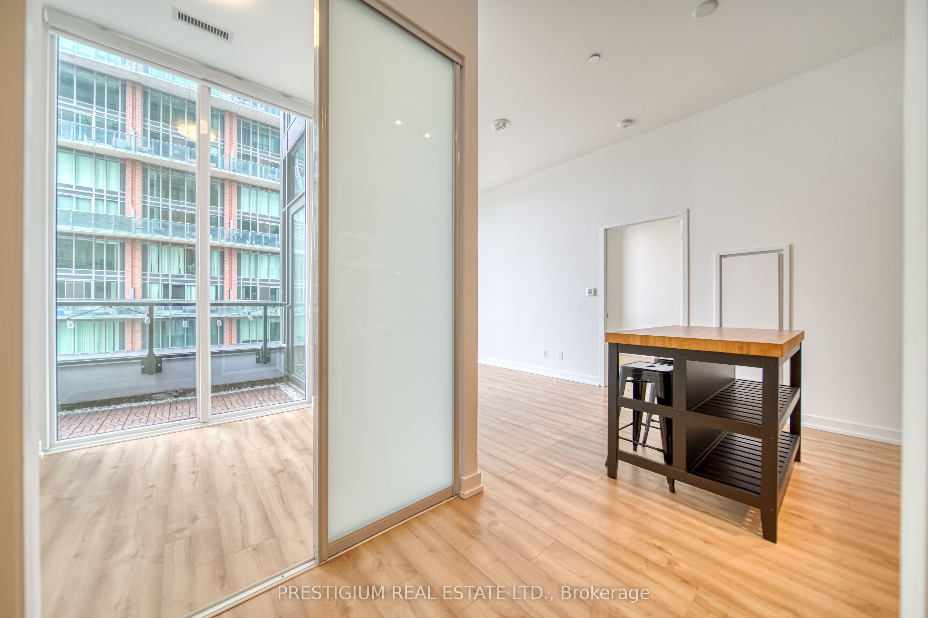 135 East Liberty Street 808, Toronto, ON M6K 0G7 photo 5