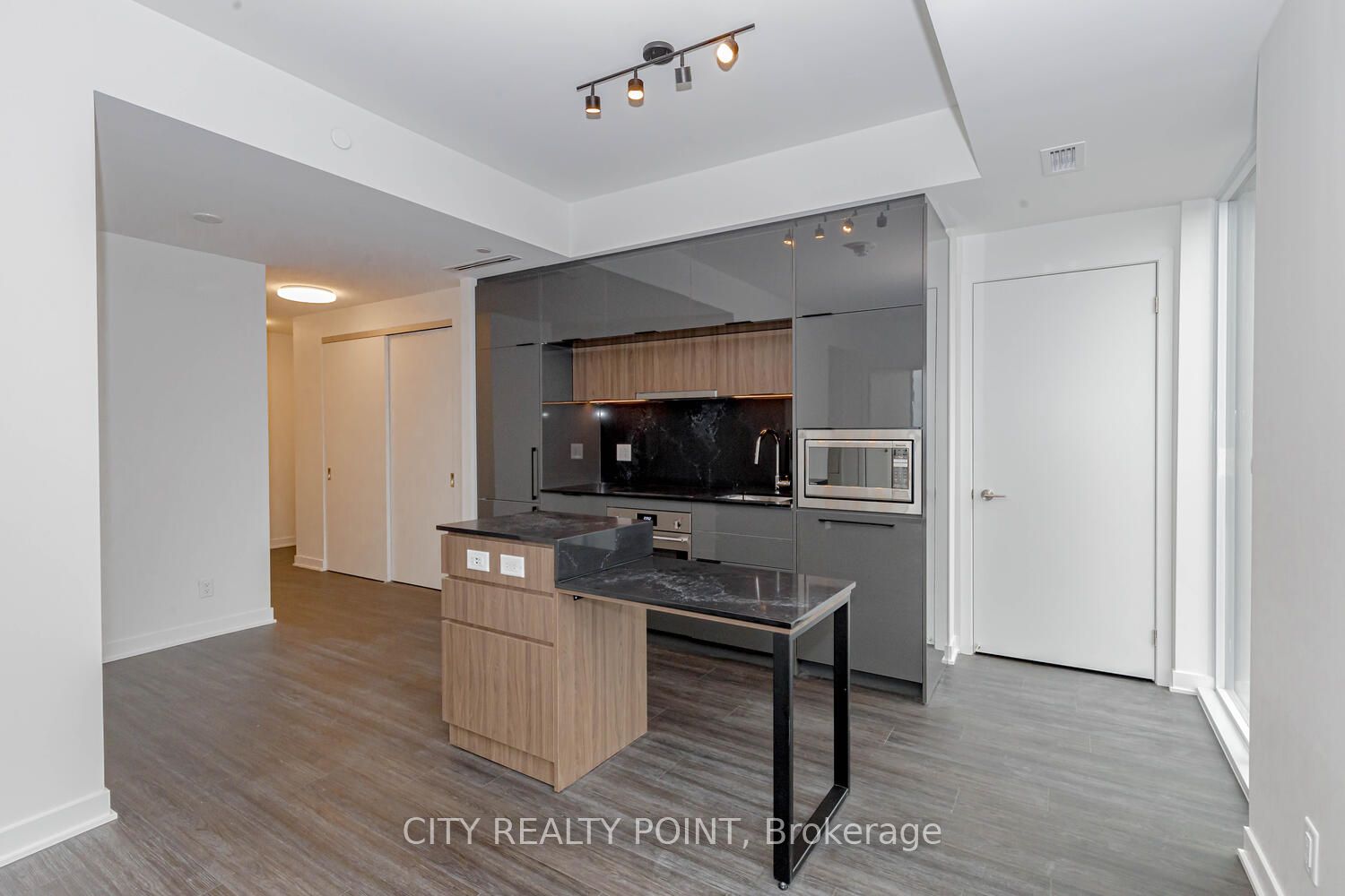 185 Alberta Avenue 1206, Toronto, ON M6C 0A5 photo 5