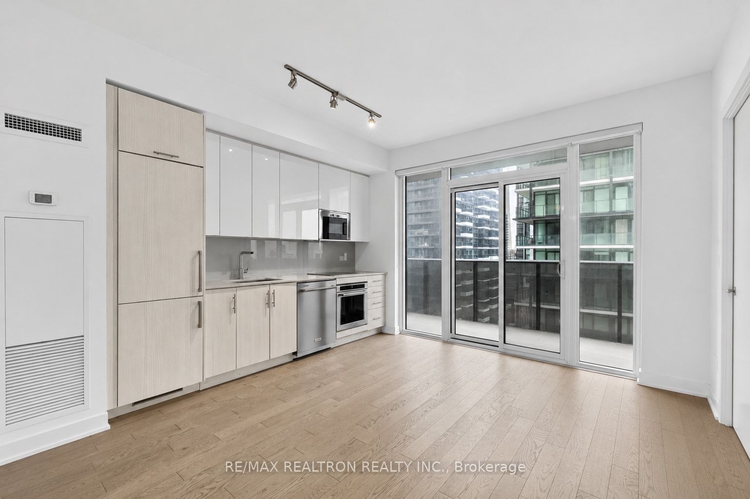 330 Richmond Street W 2203, Toronto, ON M5V 0M4 photo 3