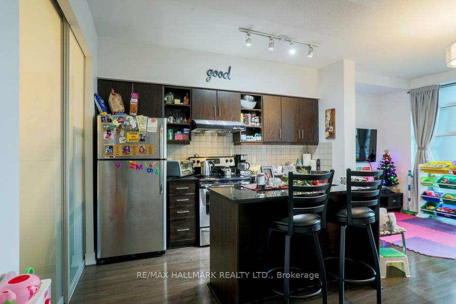 35 Brian Peck Crescent 214, Toronto, ON M4G 0A5 photo 5