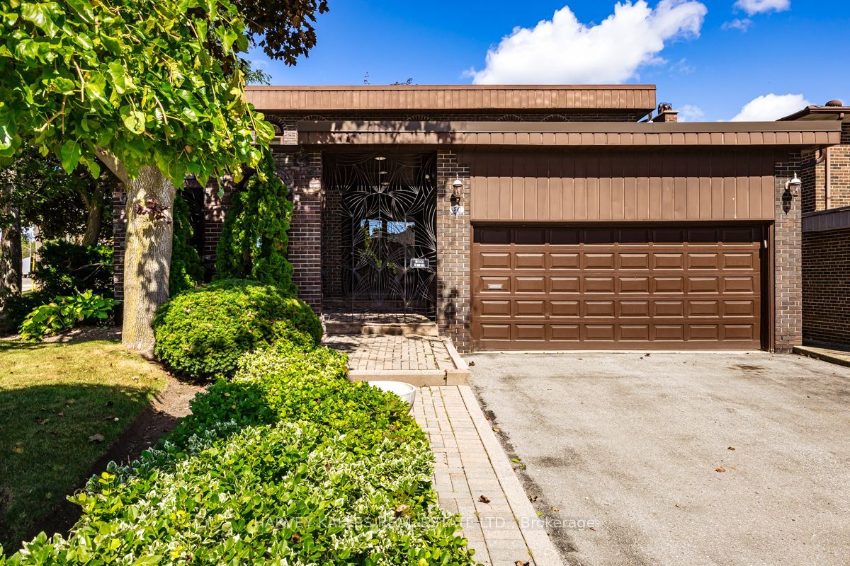30 Coreydale Court, Toronto, ON M3H 4T2 photo 2
