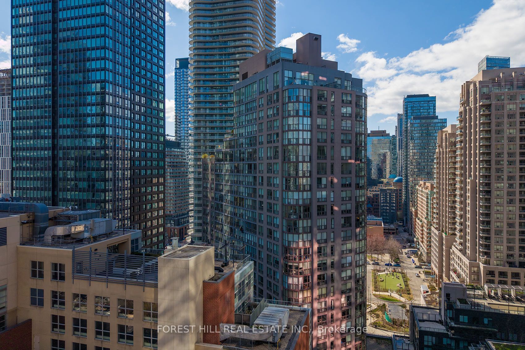 24 Wellesley Street W 1811, Toronto, ON M4Y 2X6 photo 3
