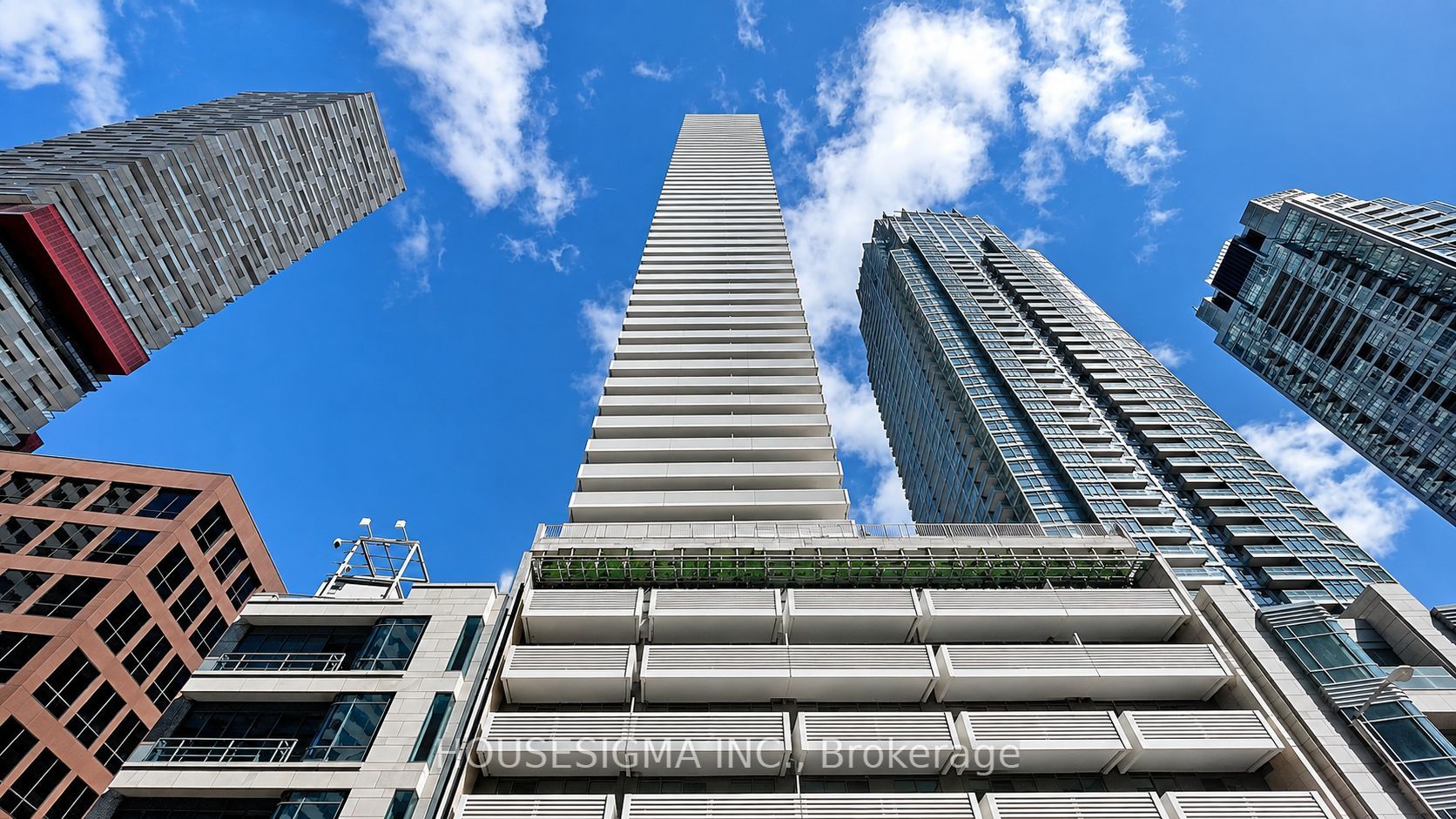 2221 Yonge Street 3705, Toronto, ON M4S 2B4