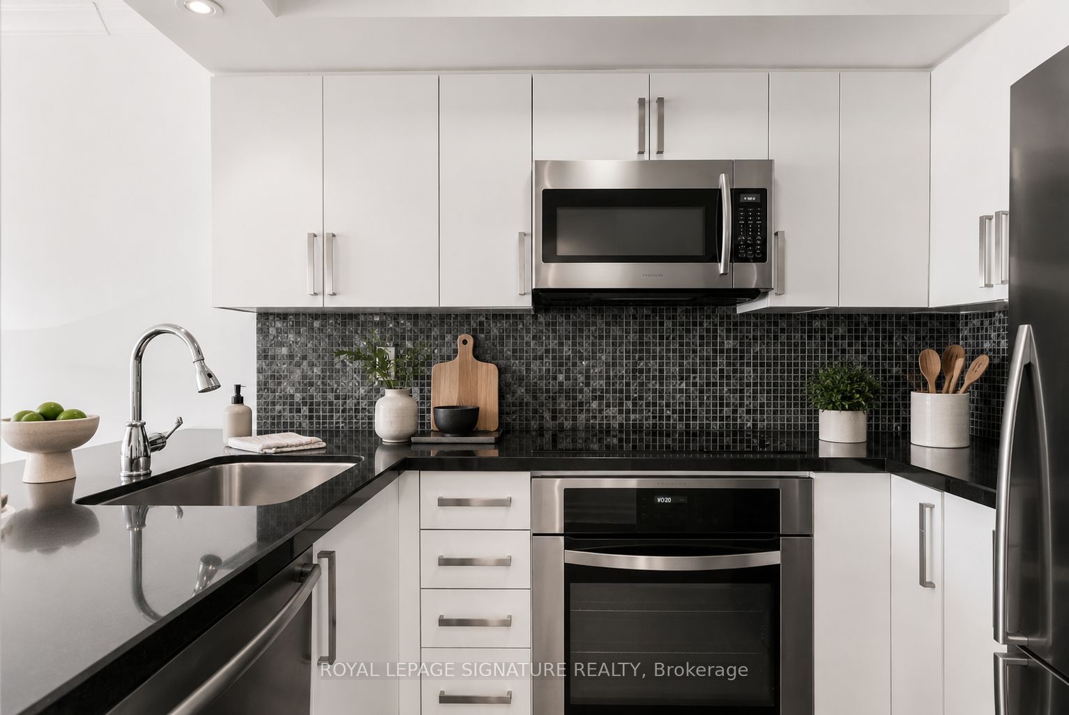 92 King Street E 813, Toronto, ON M5C 2V8 photo 3