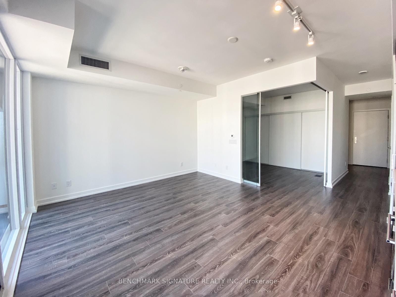 20 Edward Street 1722, Toronto, ON M5G 1C9 photo 3