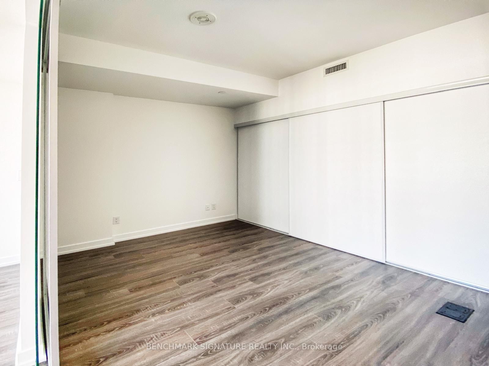 20 Edward Street 1722, Toronto, ON M5G 1C9 photo 4