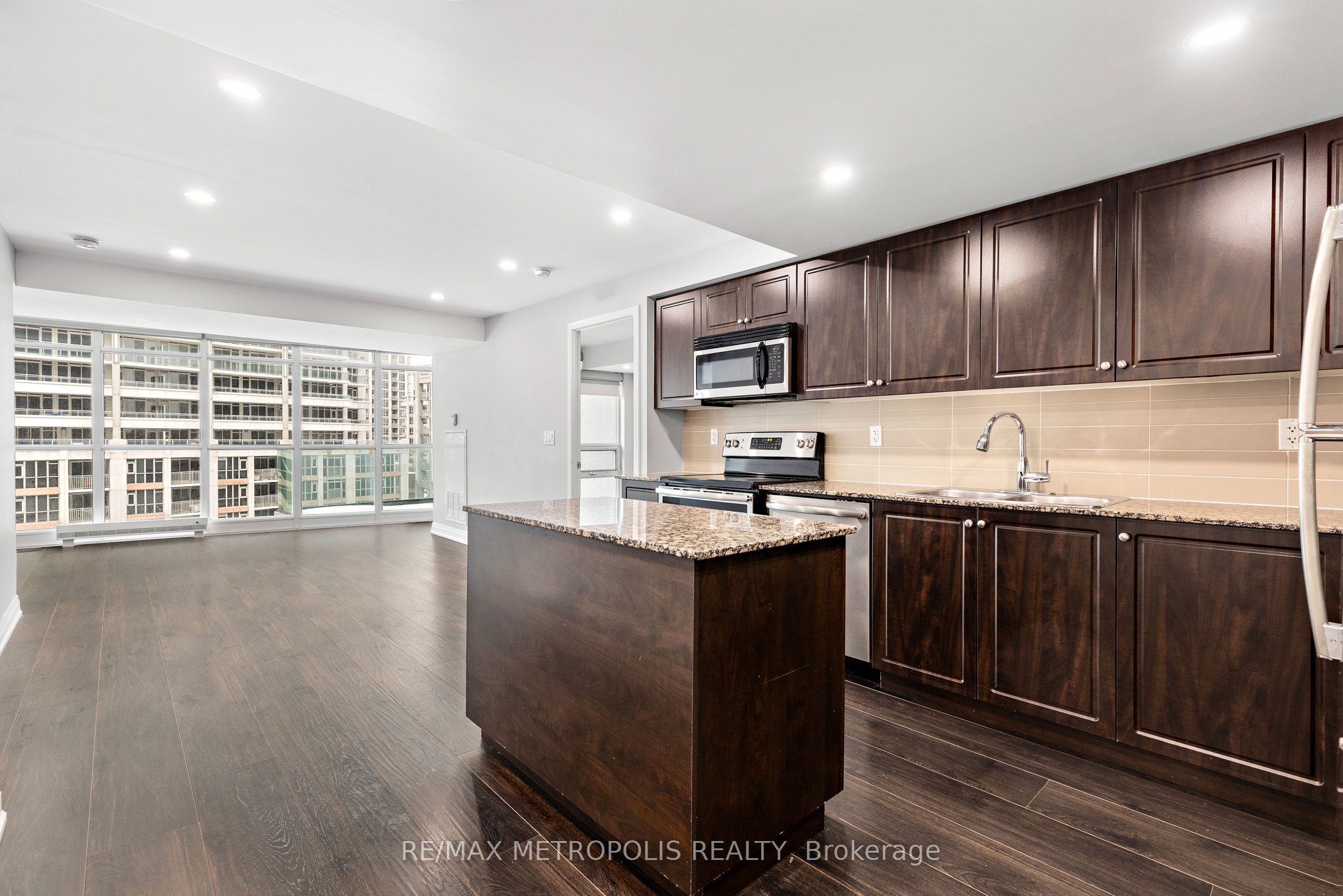 209 Fort York Boulevard 678, Toronto, ON M5V 4A1 photo 3
